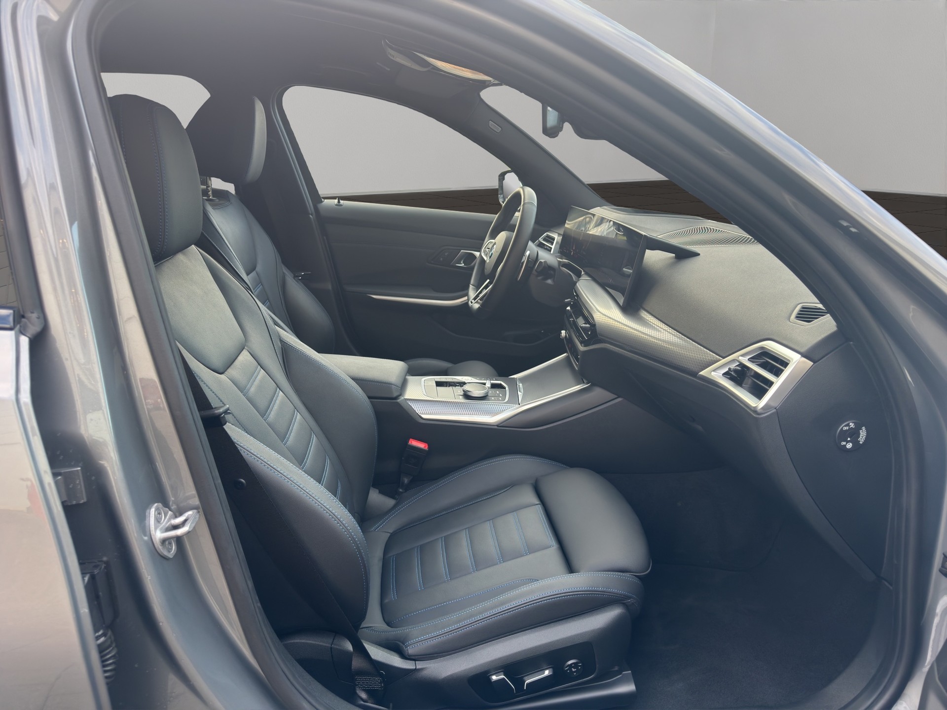 BMW 330e x DriveTouring Steptronic M Sport-image-20
