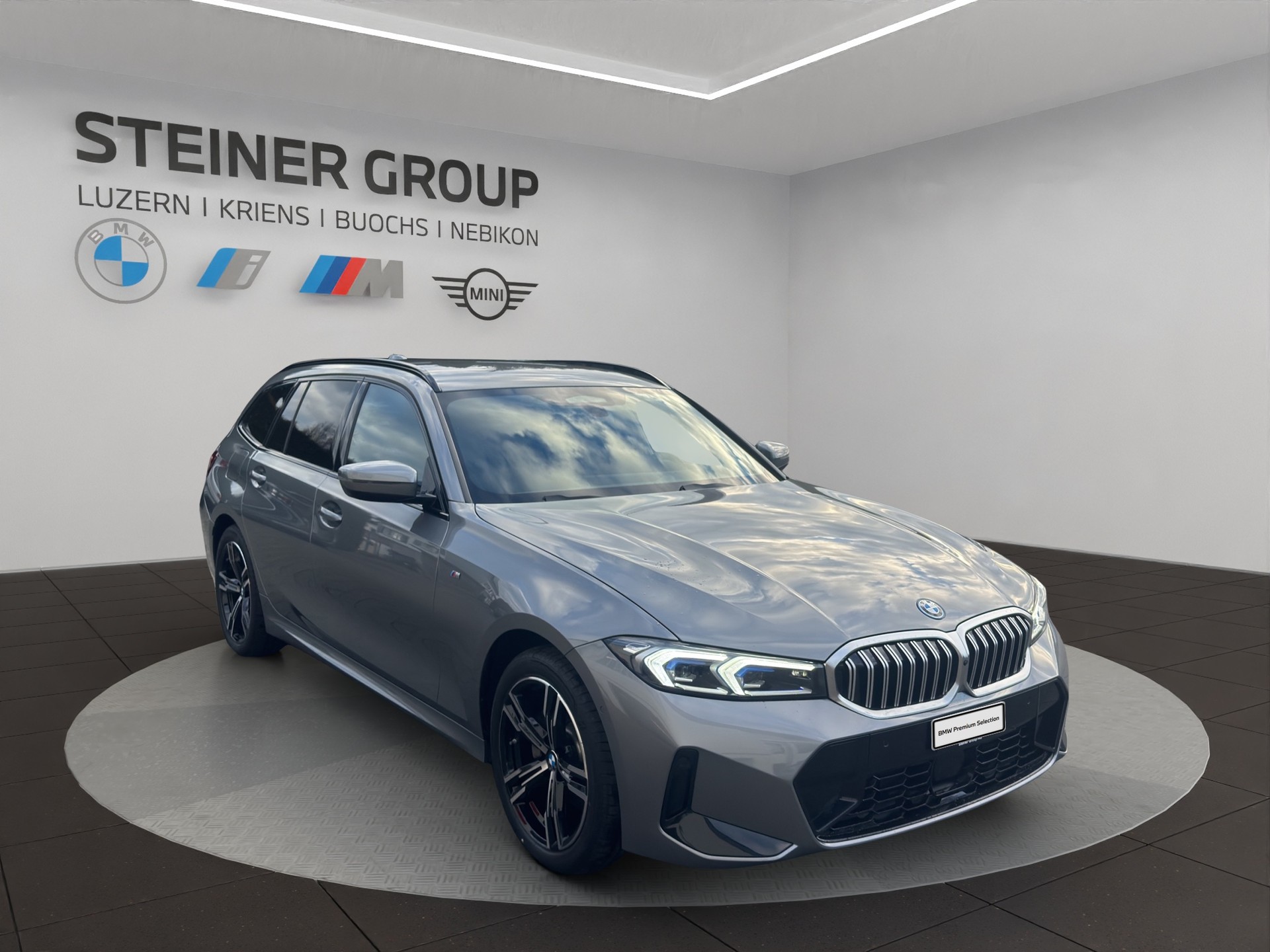 BMW 330e x DriveTouring Steptronic M Sport-image-3