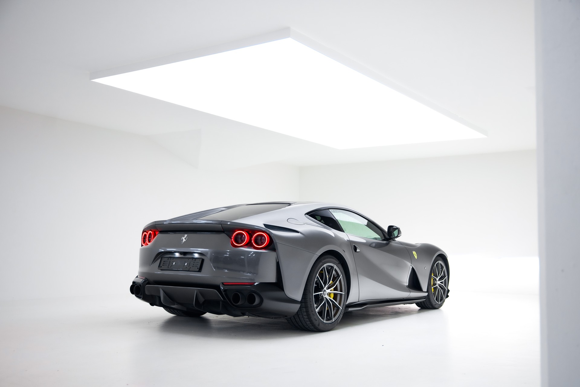 FERRARI 812 Superfast-showroom-element-1