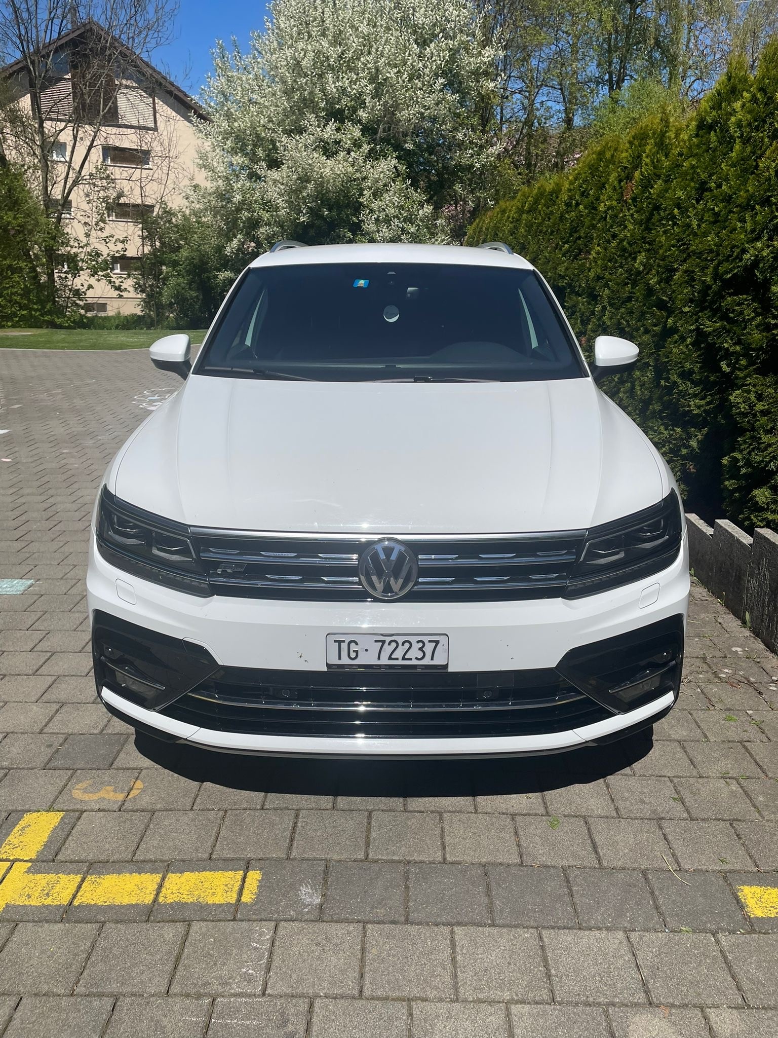 VW Tiguan 2.0TSI R-Line 4Motion DSG * 12 Monate Garantie*8 Fach*AB MFK& SERVICE*