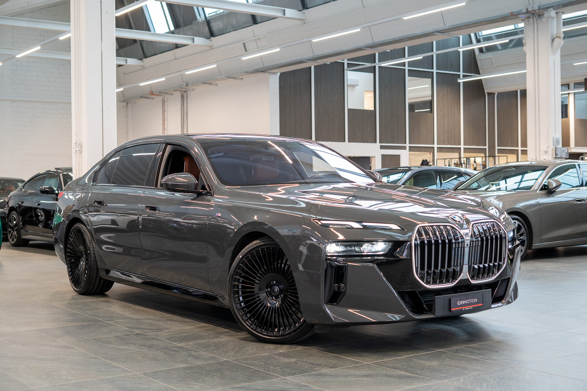 BMW 740d xDrive M Sport / Captains Chair / Theatre Screen / Panorama Sky-showroom-element-3