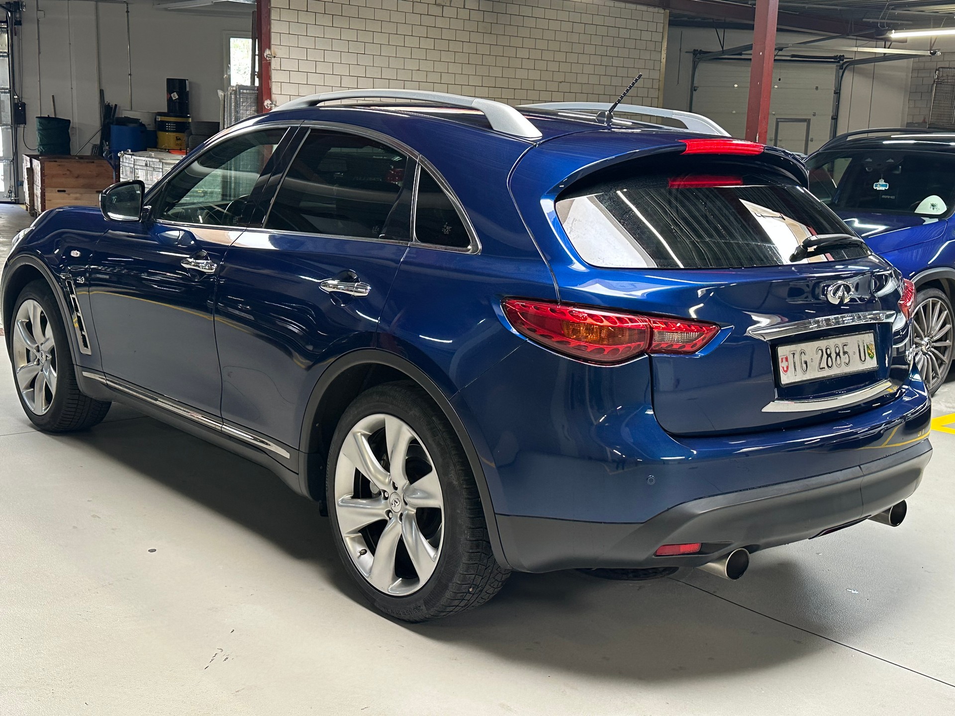 INFINITI QX70 5.0 S Premium AWD Automatic-showroom-element-2