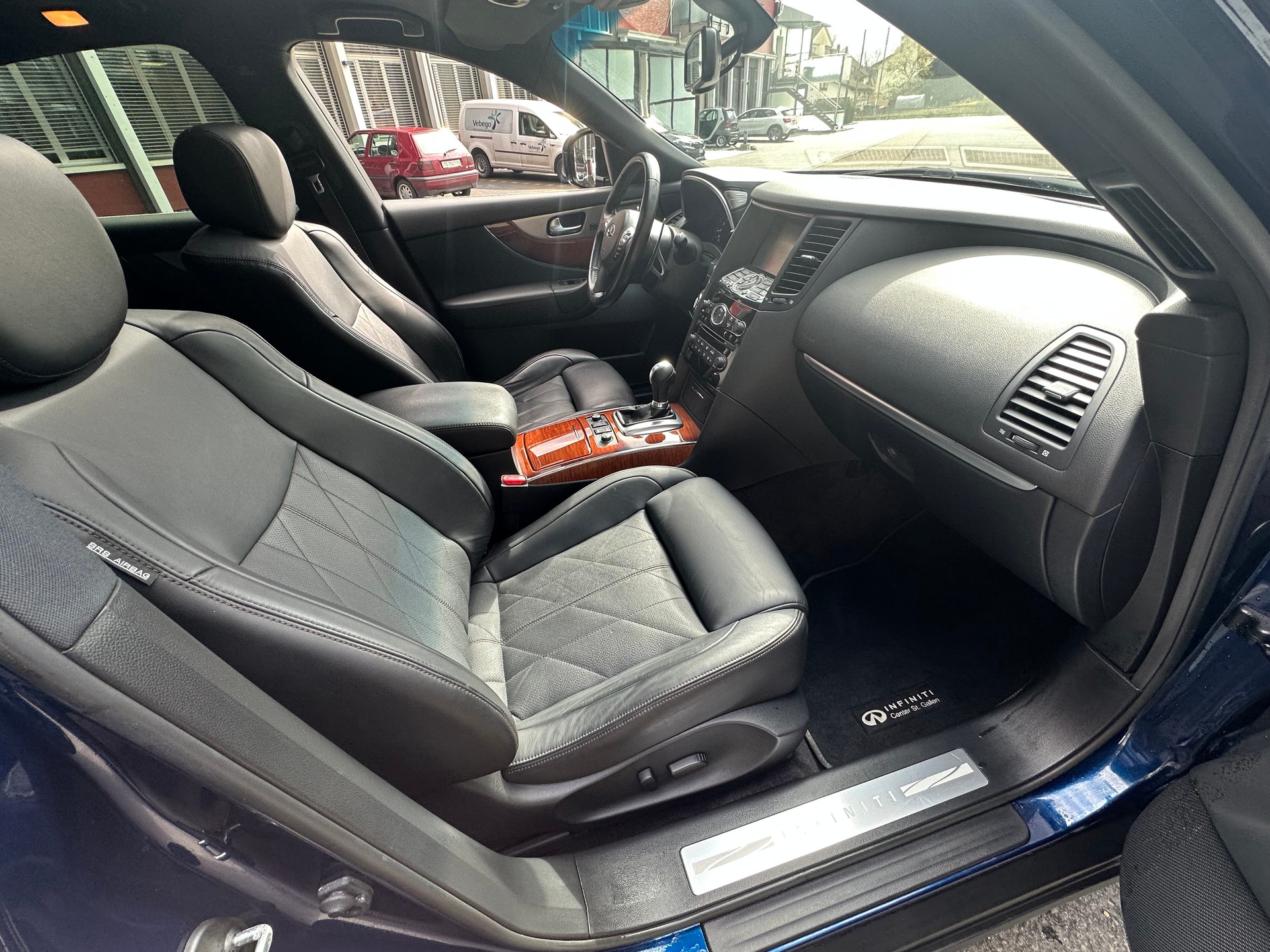 INFINITI QX70 5.0 S Premium AWD Automatic-image-8