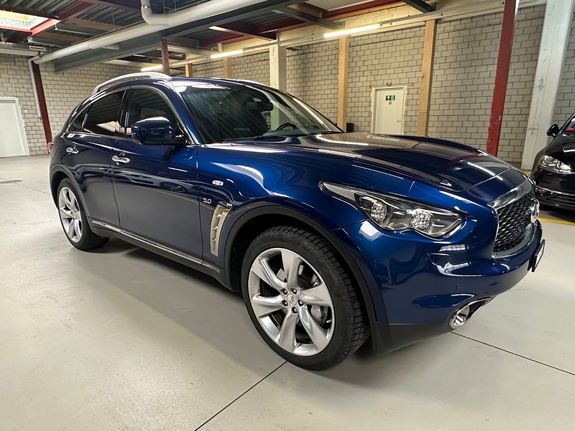 INFINITI QX70 5.0 S Premium AWD Automatic-showroom-element-3