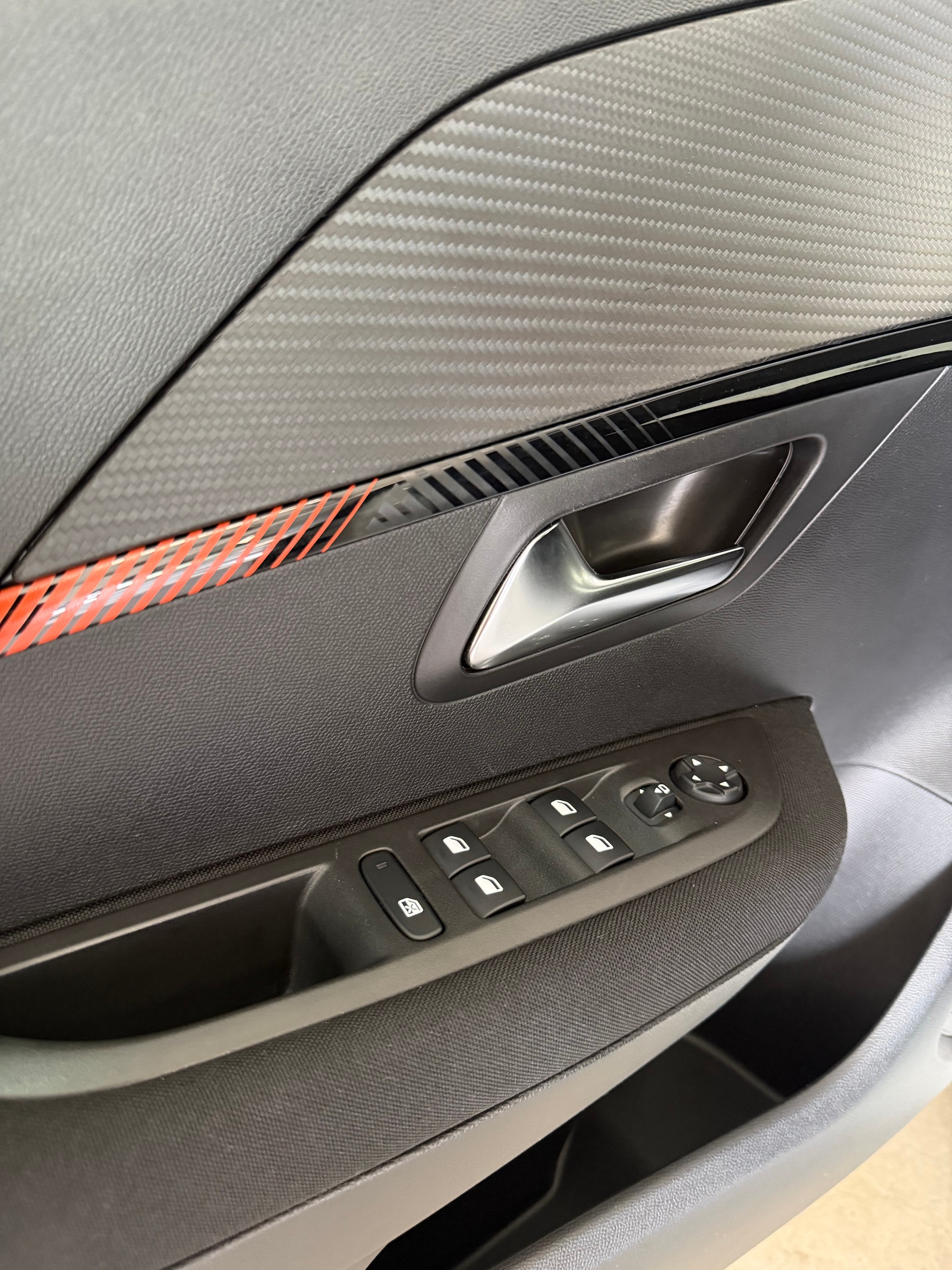 PEUGEOT 208 1.5 BlueHDi Allure-image-13