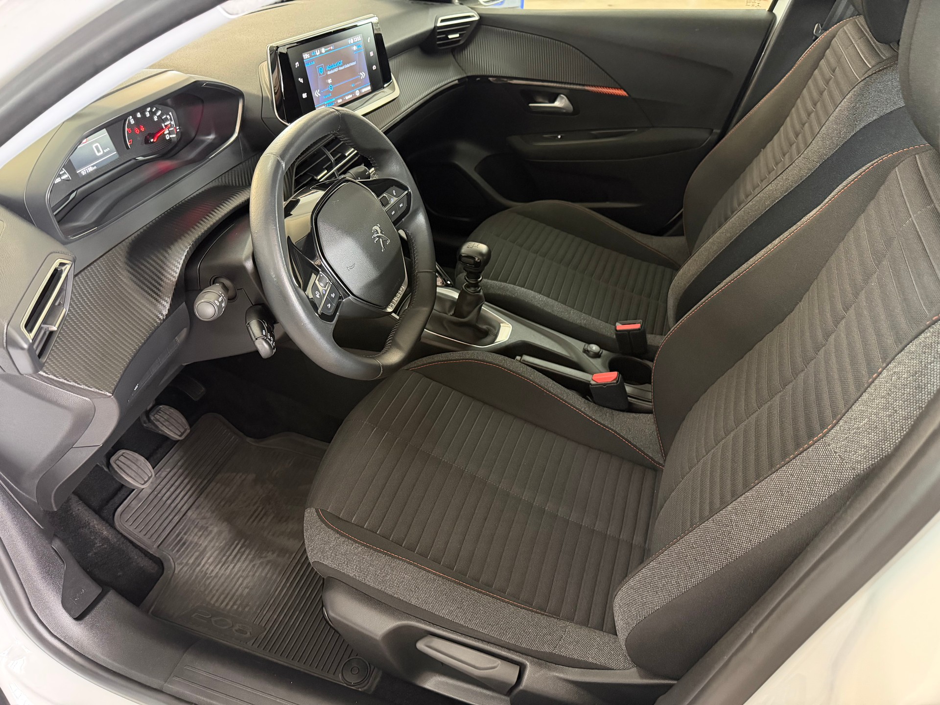 PEUGEOT 208 1.5 BlueHDi Allure-image-9