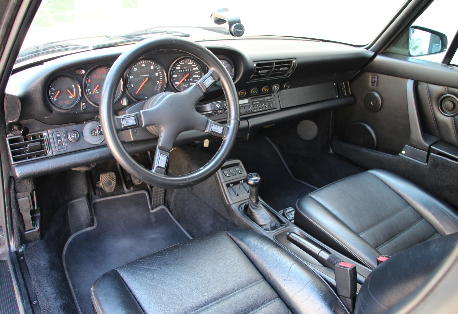 PORSCHE 911 Carrera 4-image-4