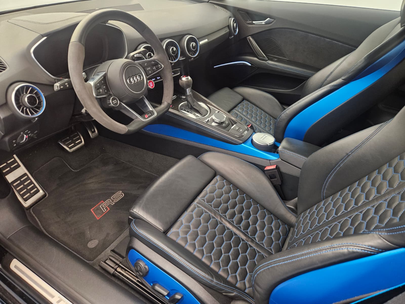 AUDI TT Coupé TTRS quattro S-tronic-image-10