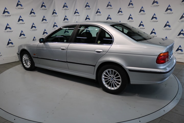 BMW 523i-image-10