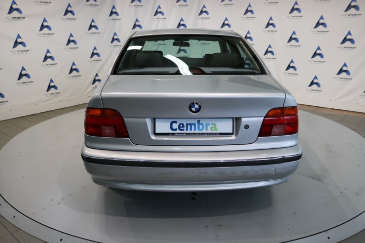 BMW 523i-image-12