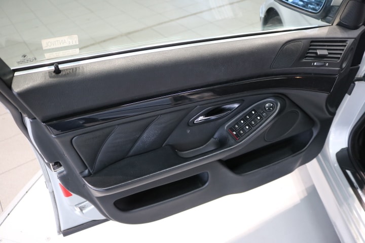 BMW 523i-image-18