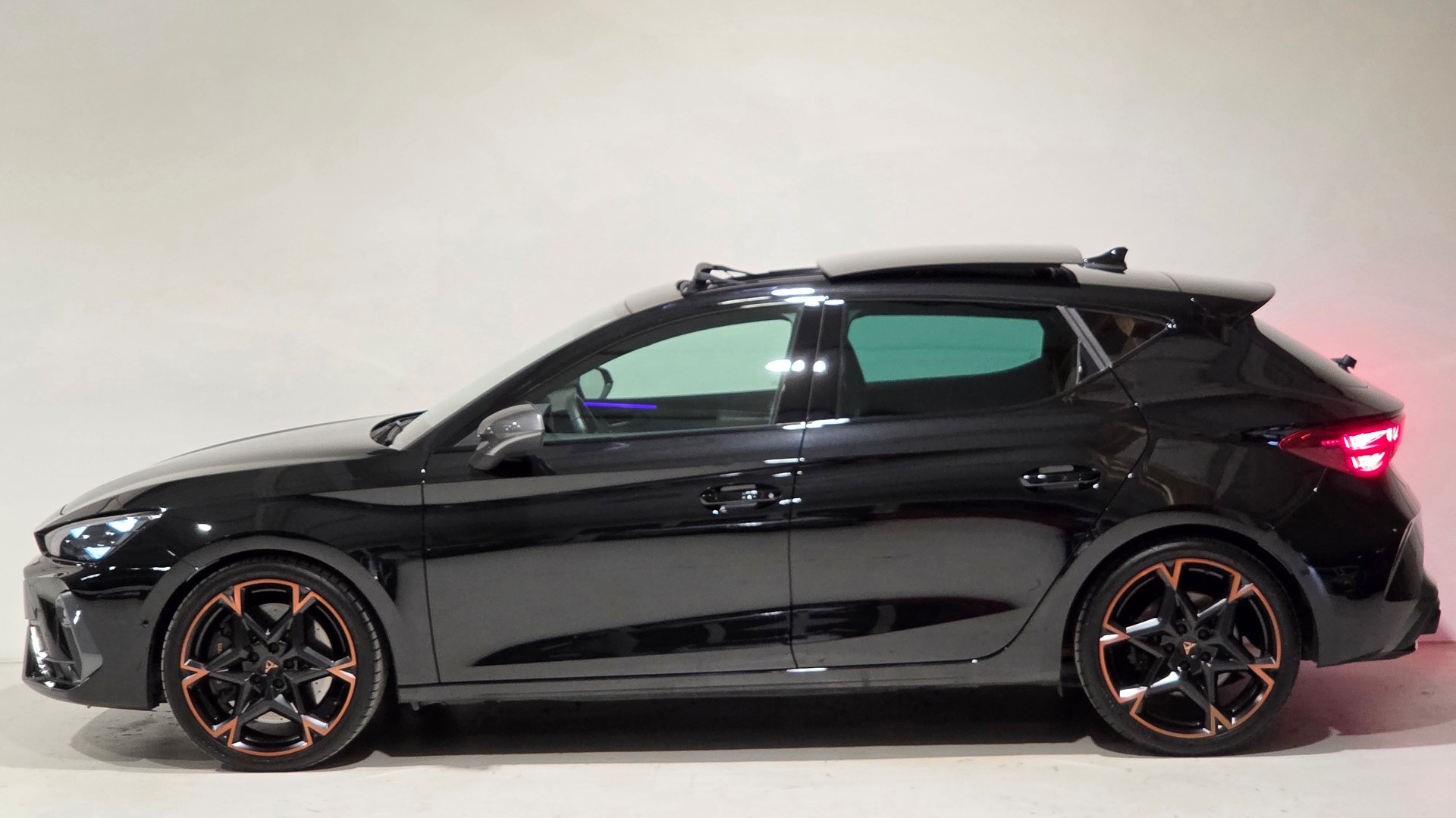 CUPRA LEON 2.0 TSI VZ 300 DSG-showroom-element-1