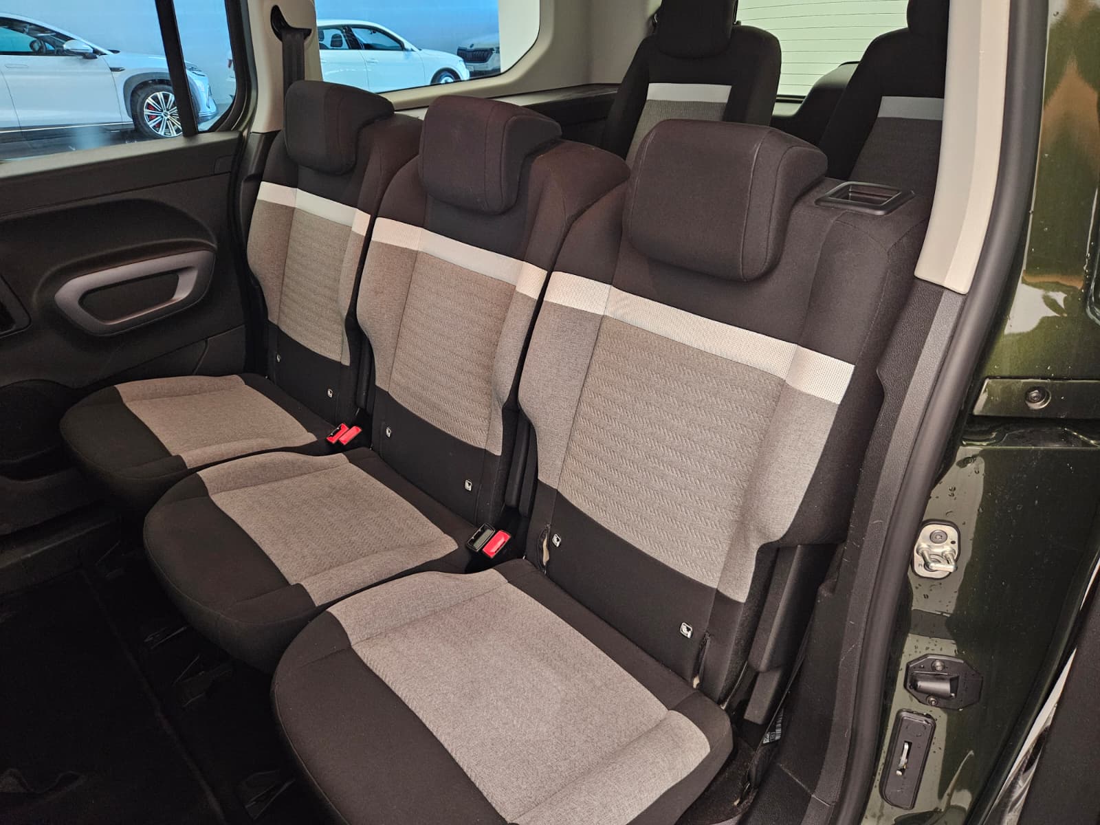 CITROEN Berlingo 1.5 BlueHDi 130 XL 7 Plätze Max EAT8-image-12