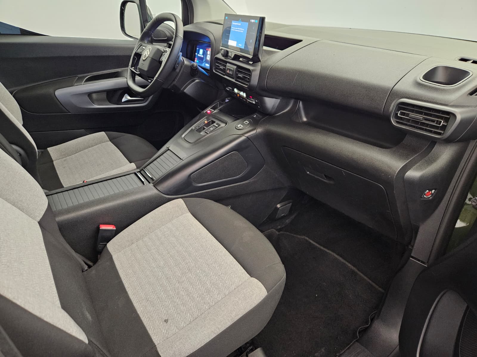CITROEN Berlingo 1.5 BlueHDi 130 XL 7 Plätze Max EAT8-image-11