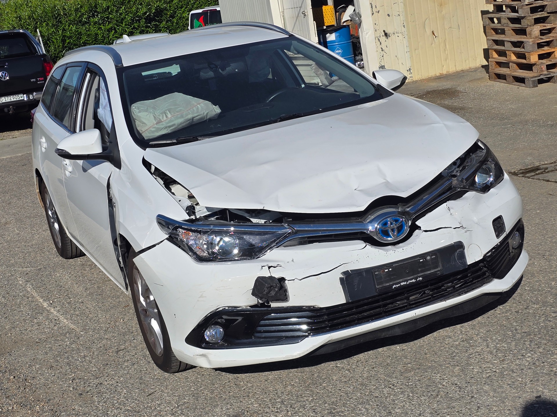 TOYOTA Auris Touring Sports 1.8 HSD Terra e-CVT-image-2