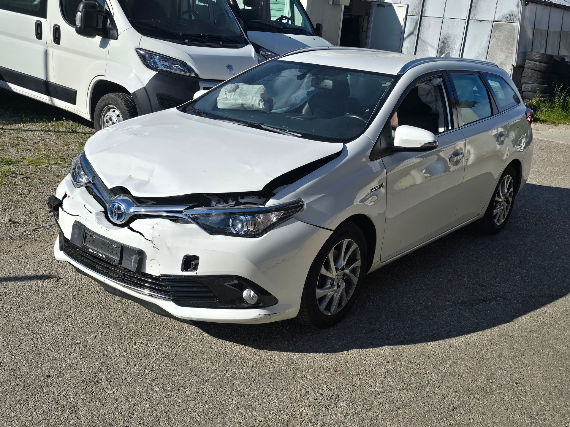 TOYOTA Auris Touring Sports 1.8 HSD Terra e-CVT-image-1