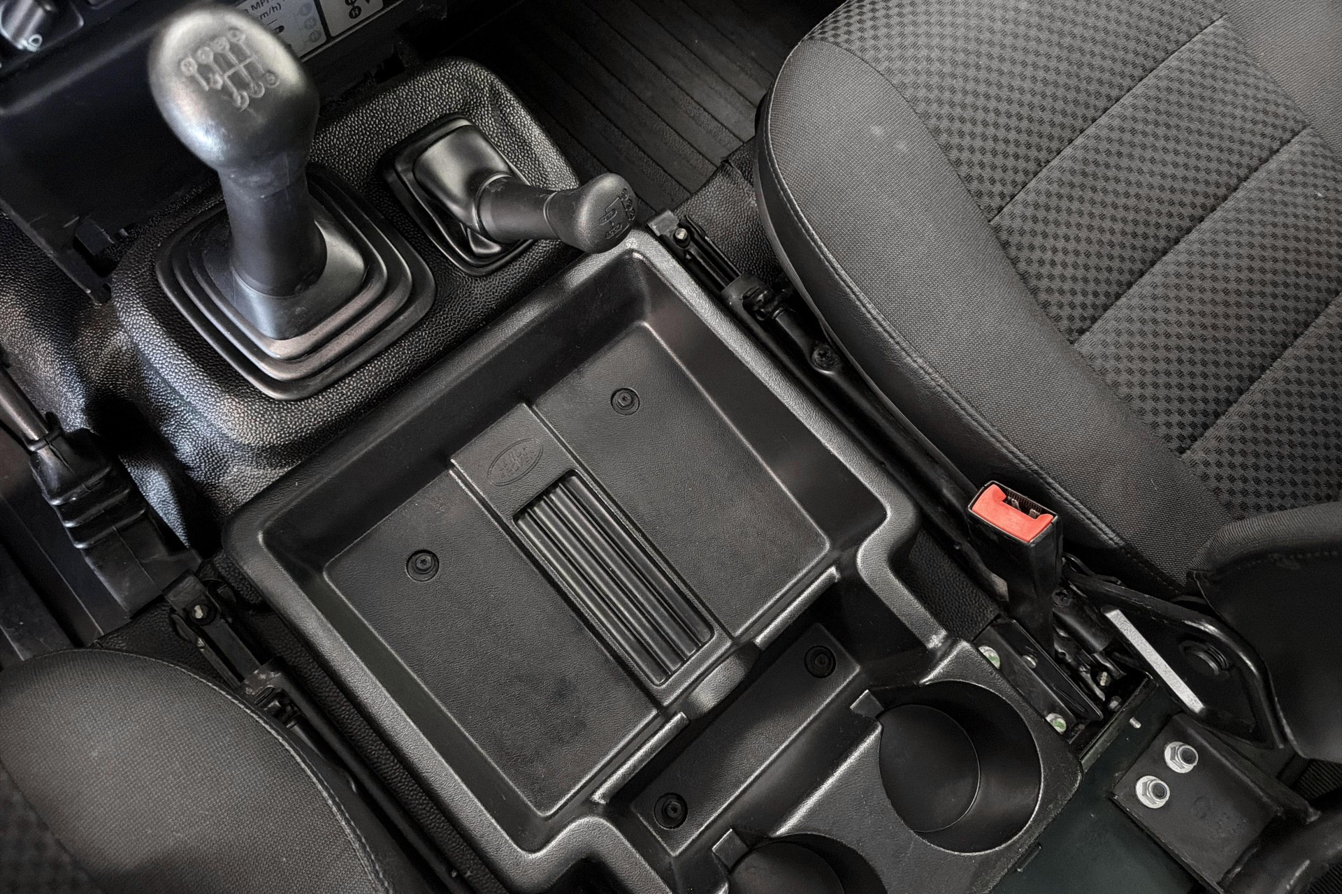 LAND ROVER Defender 90 2.2 TD4 Station Wagon-image-14