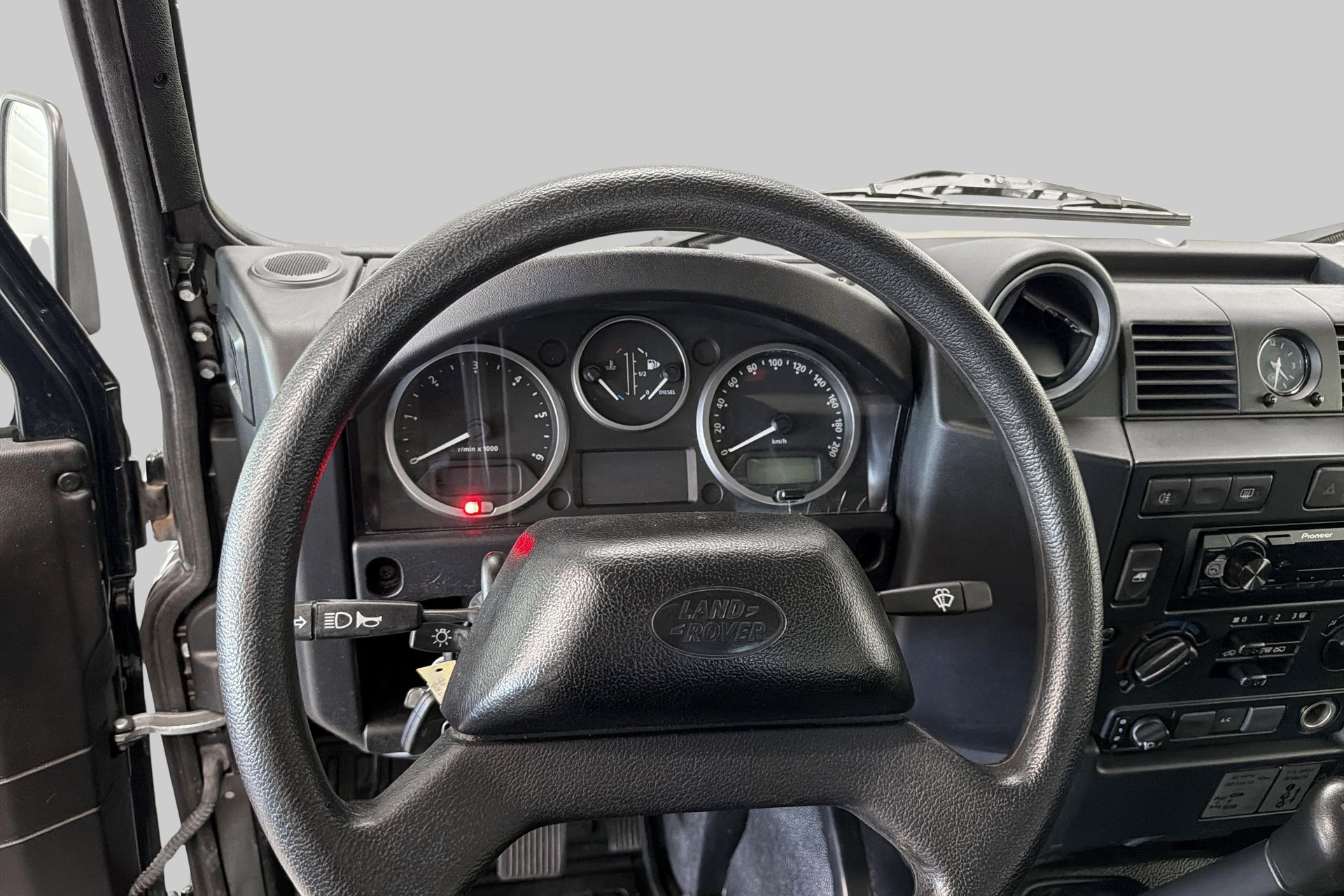 LAND ROVER Defender 90 2.2 TD4 Station Wagon-image-9