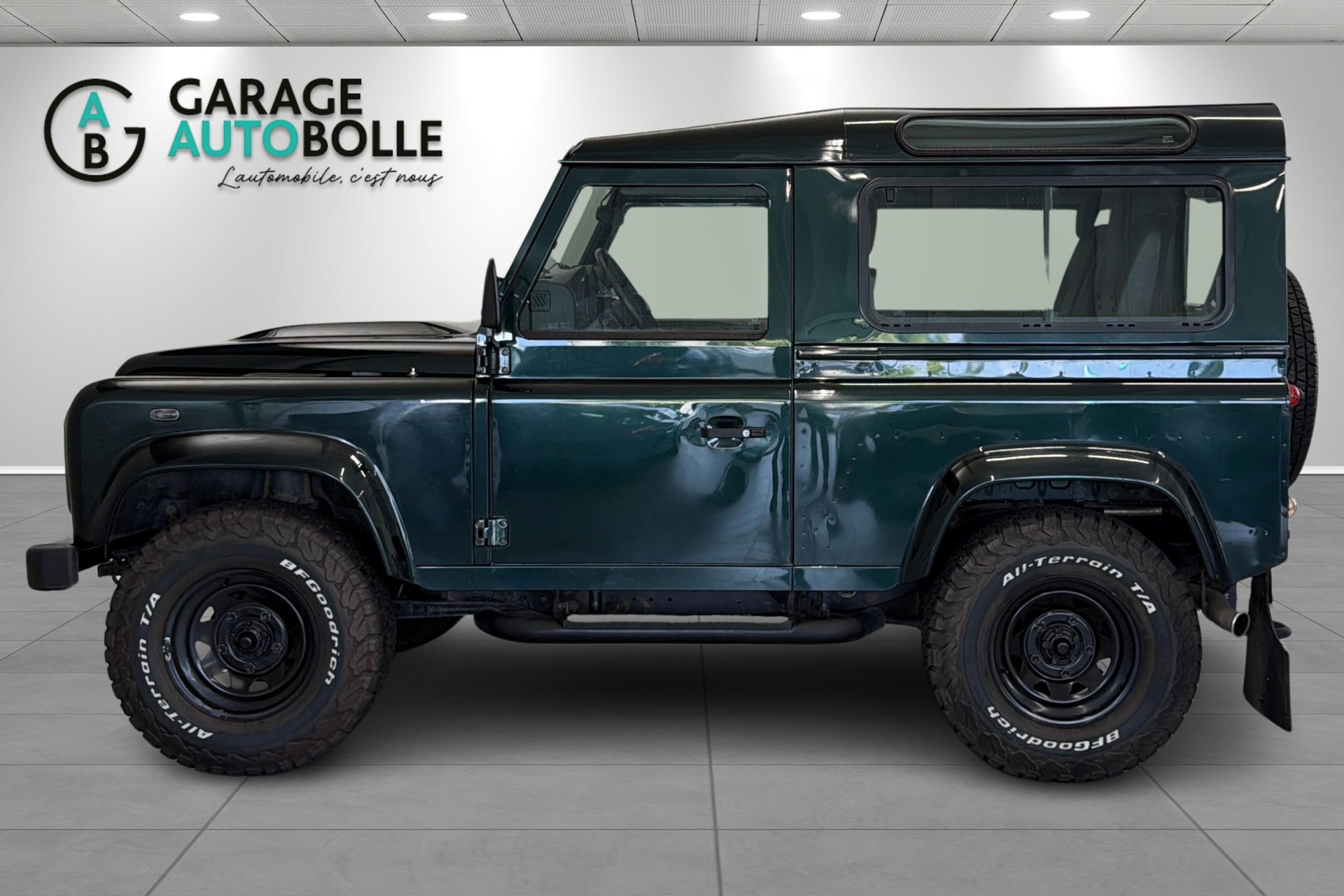 LAND ROVER Defender 90 2.2 TD4 Station Wagon-image-6