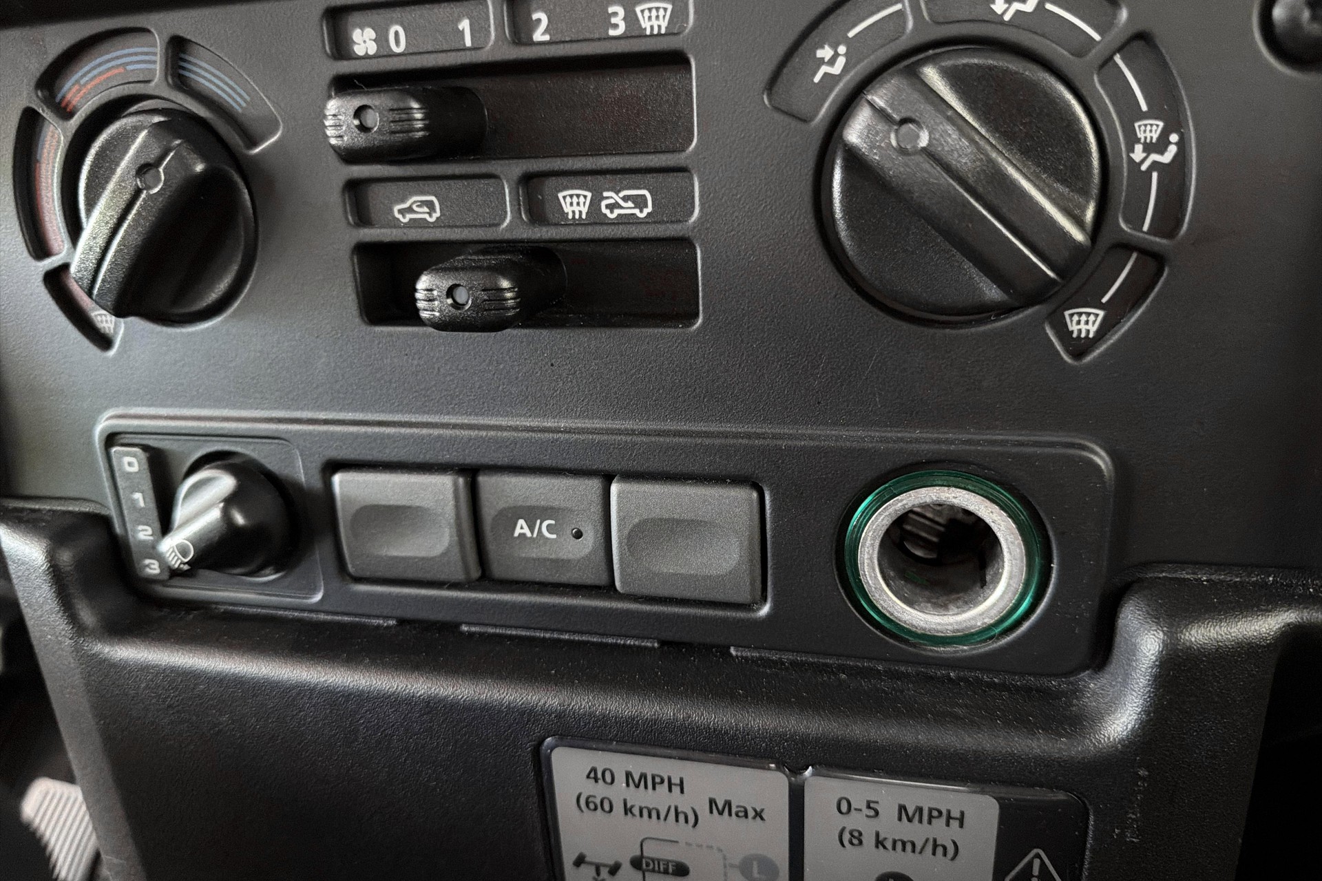 LAND ROVER Defender 90 2.2 TD4 Station Wagon-image-13