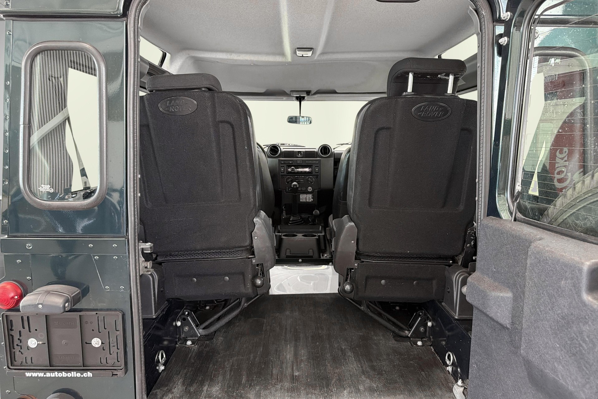 LAND ROVER Defender 90 2.2 TD4 Station Wagon-image-17