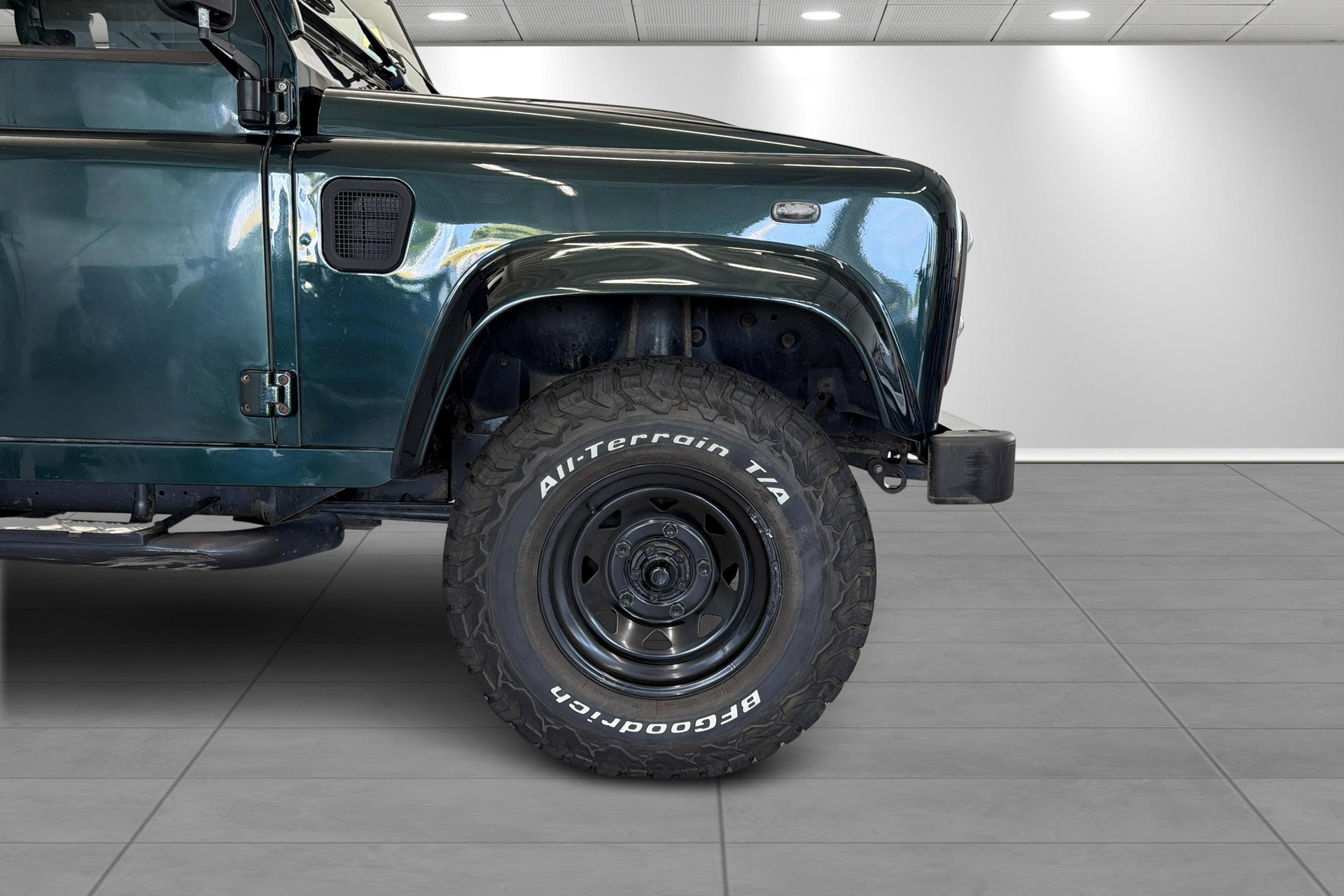 LAND ROVER Defender 90 2.2 TD4 Station Wagon-image-3