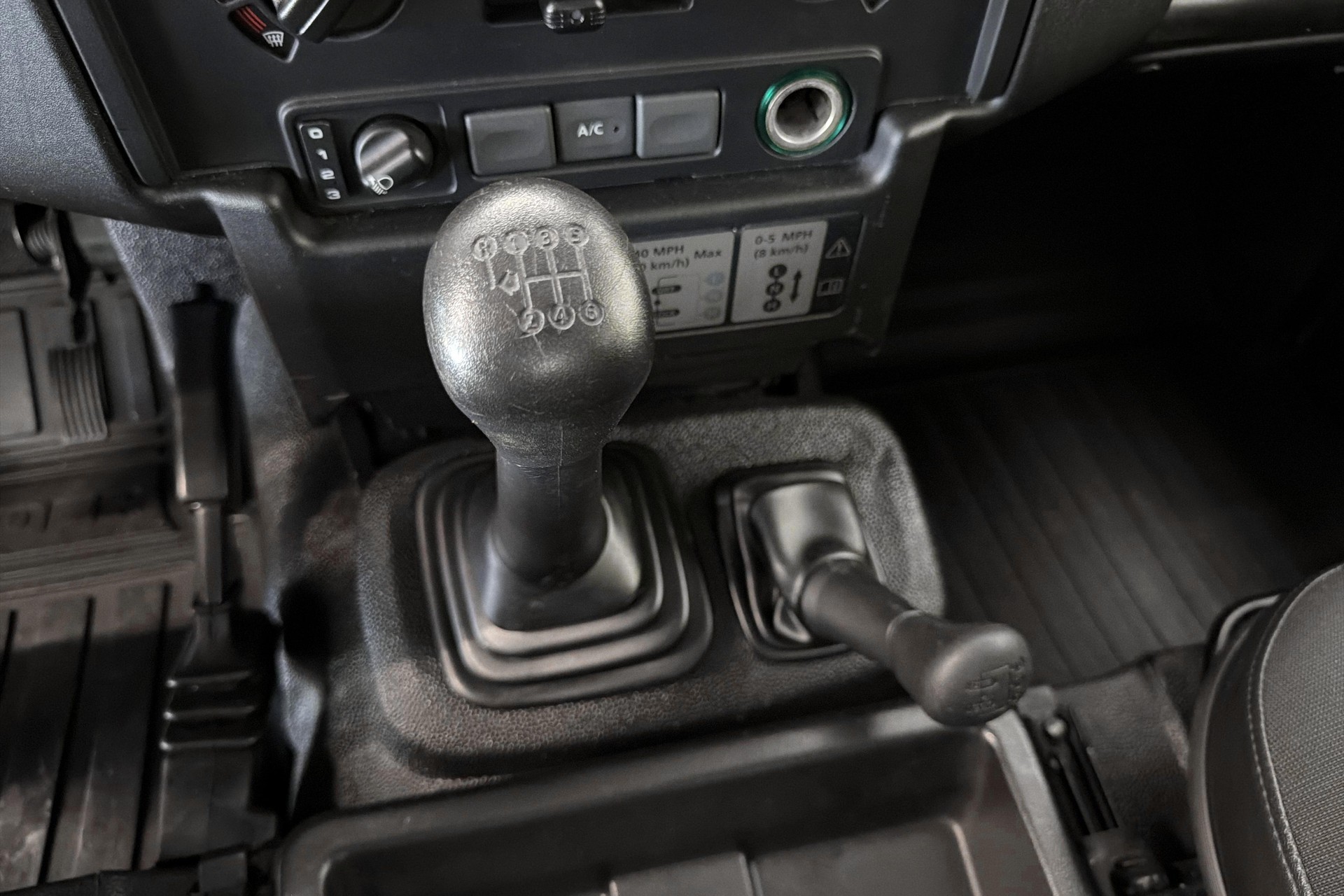 LAND ROVER Defender 90 2.2 TD4 Station Wagon-image-12