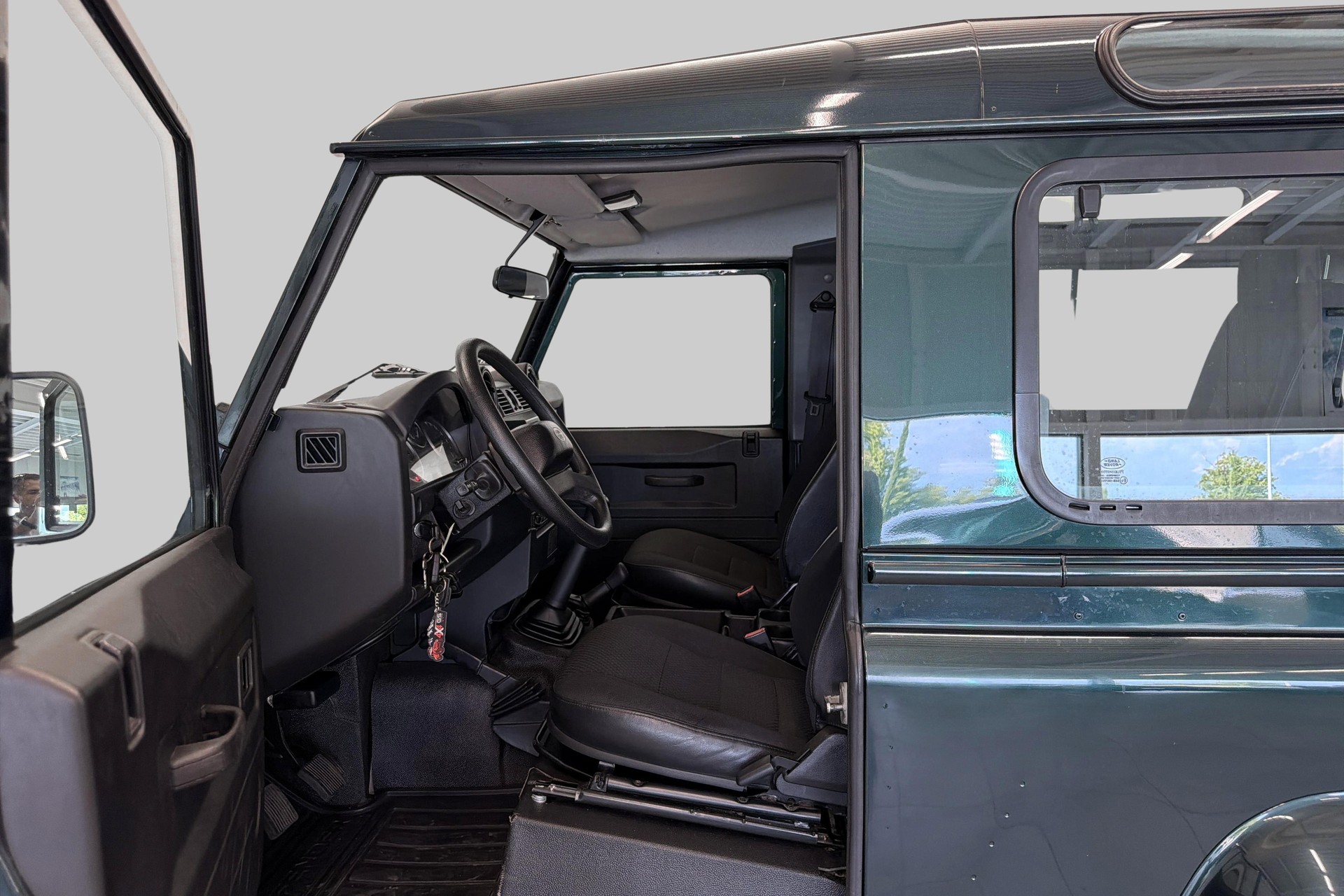 LAND ROVER Defender 90 2.2 TD4 Station Wagon-image-7