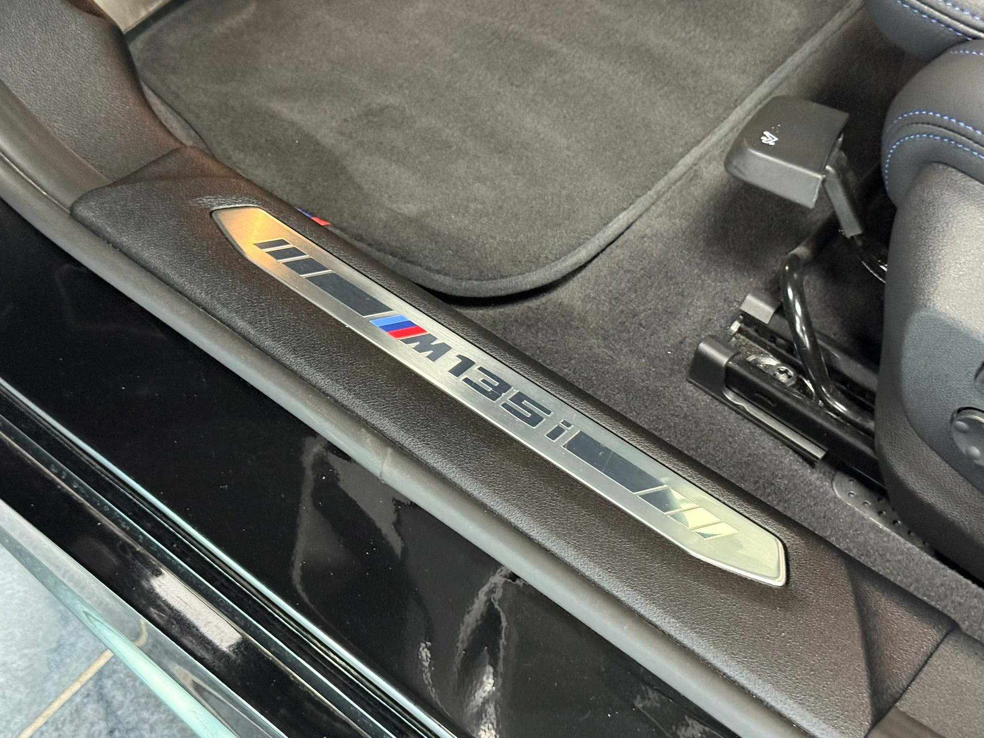 BMW M135i xDrive Steptronic-image-25