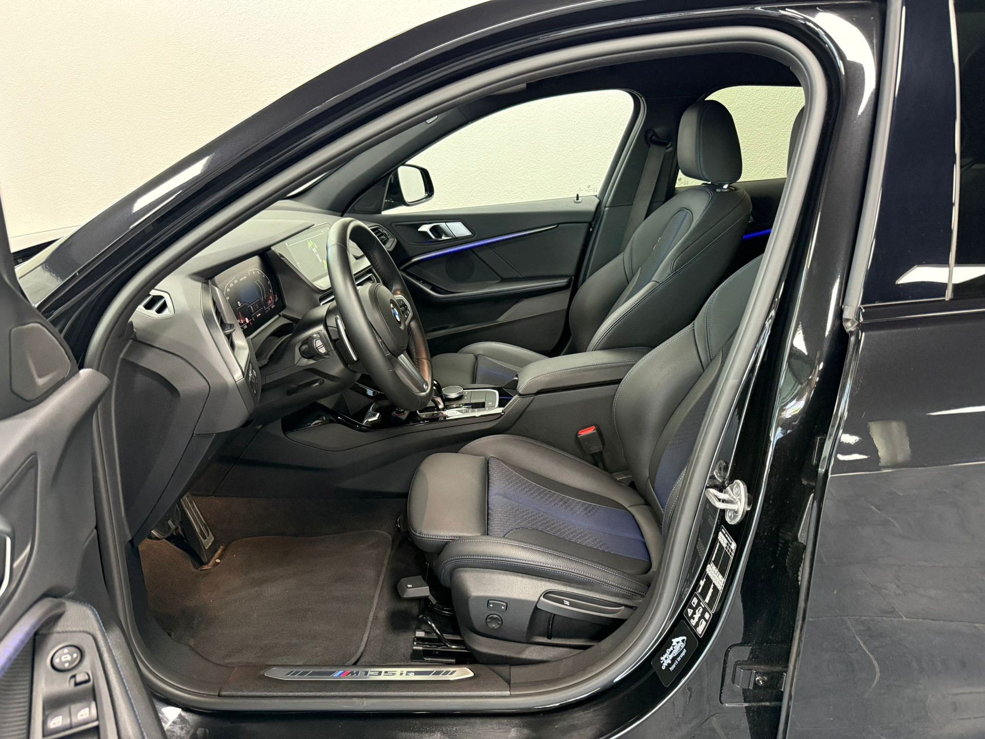 BMW M135i xDrive Steptronic-image-10