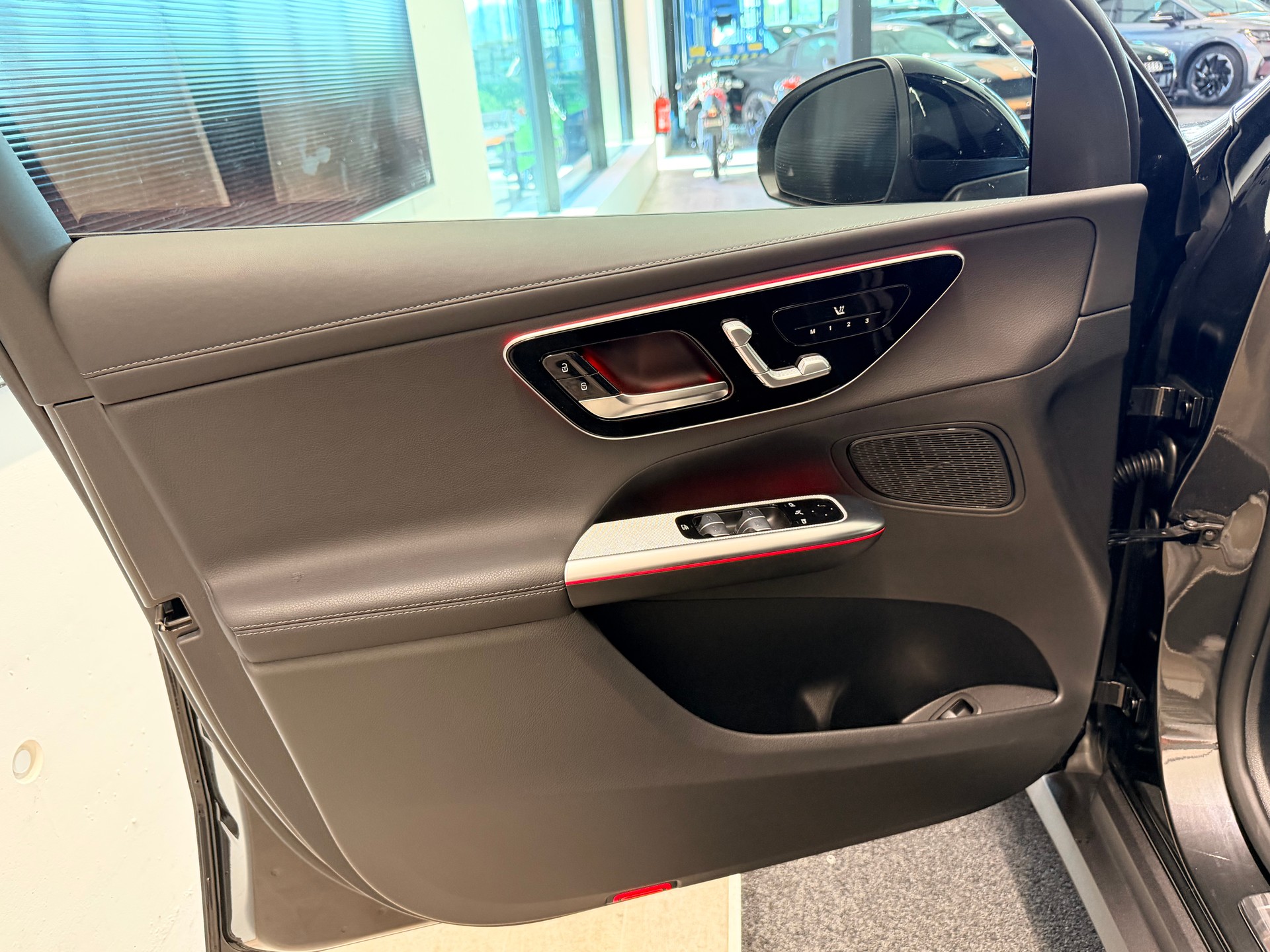 MERCEDES-BENZ GLC 300 d 4Matic 9G-Tronic-image-12