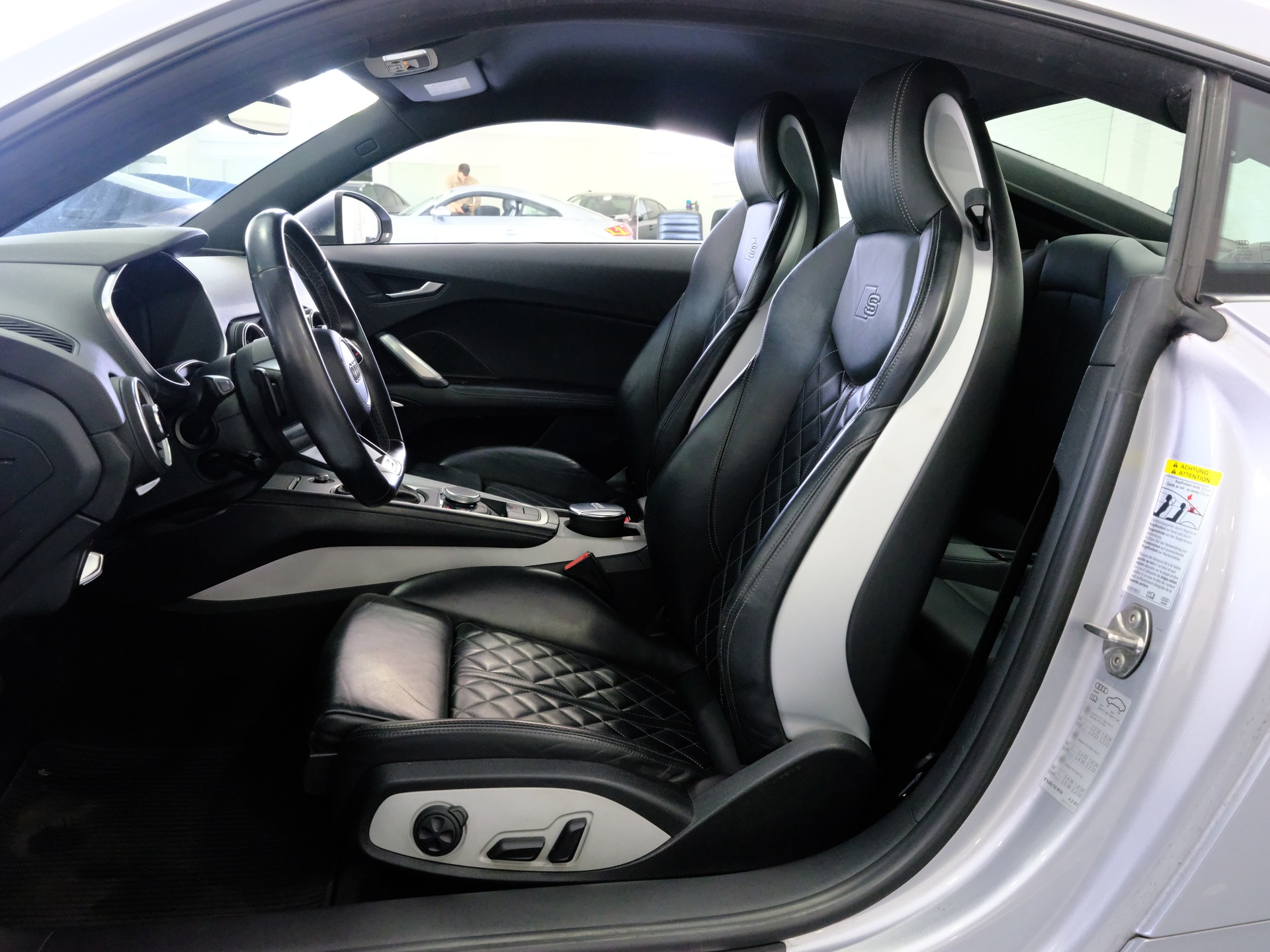AUDI TTS Coupé 2.0 TFSI quattro-image-10