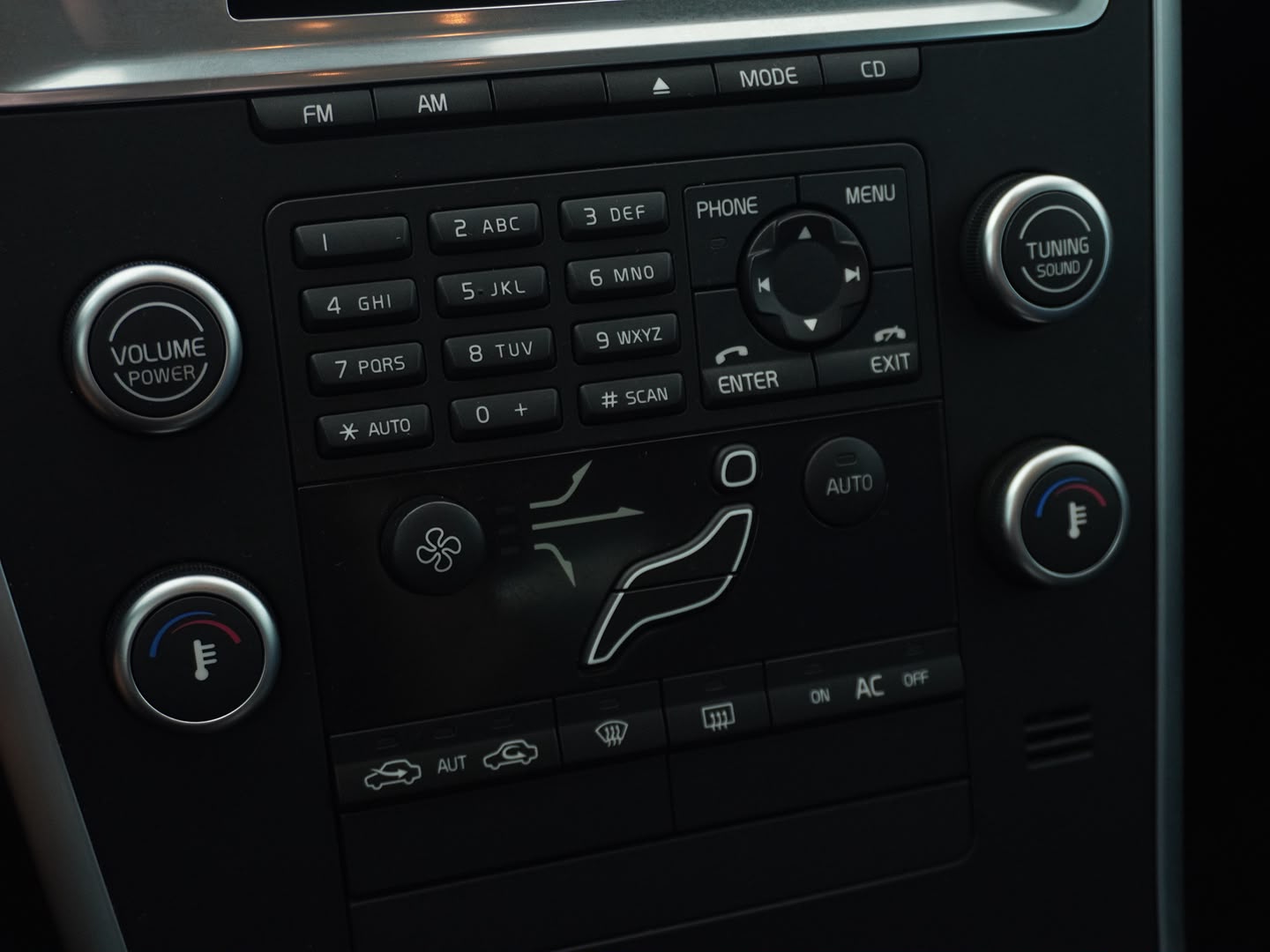 VOLVO XC60 2.4D-image-8