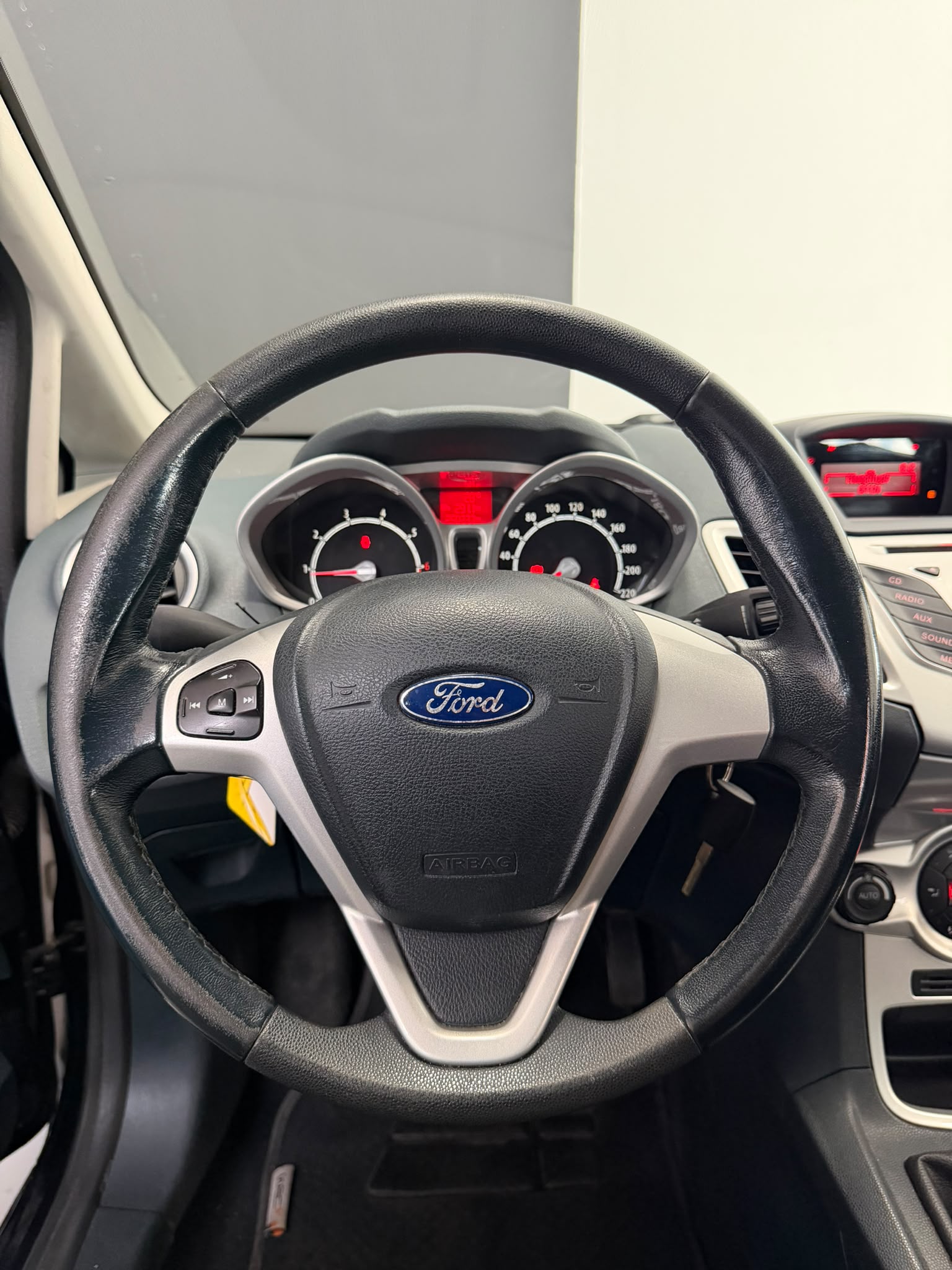 FORD Fiesta 1.4 16V Trend ***CH-Fahrzeug***-image-7