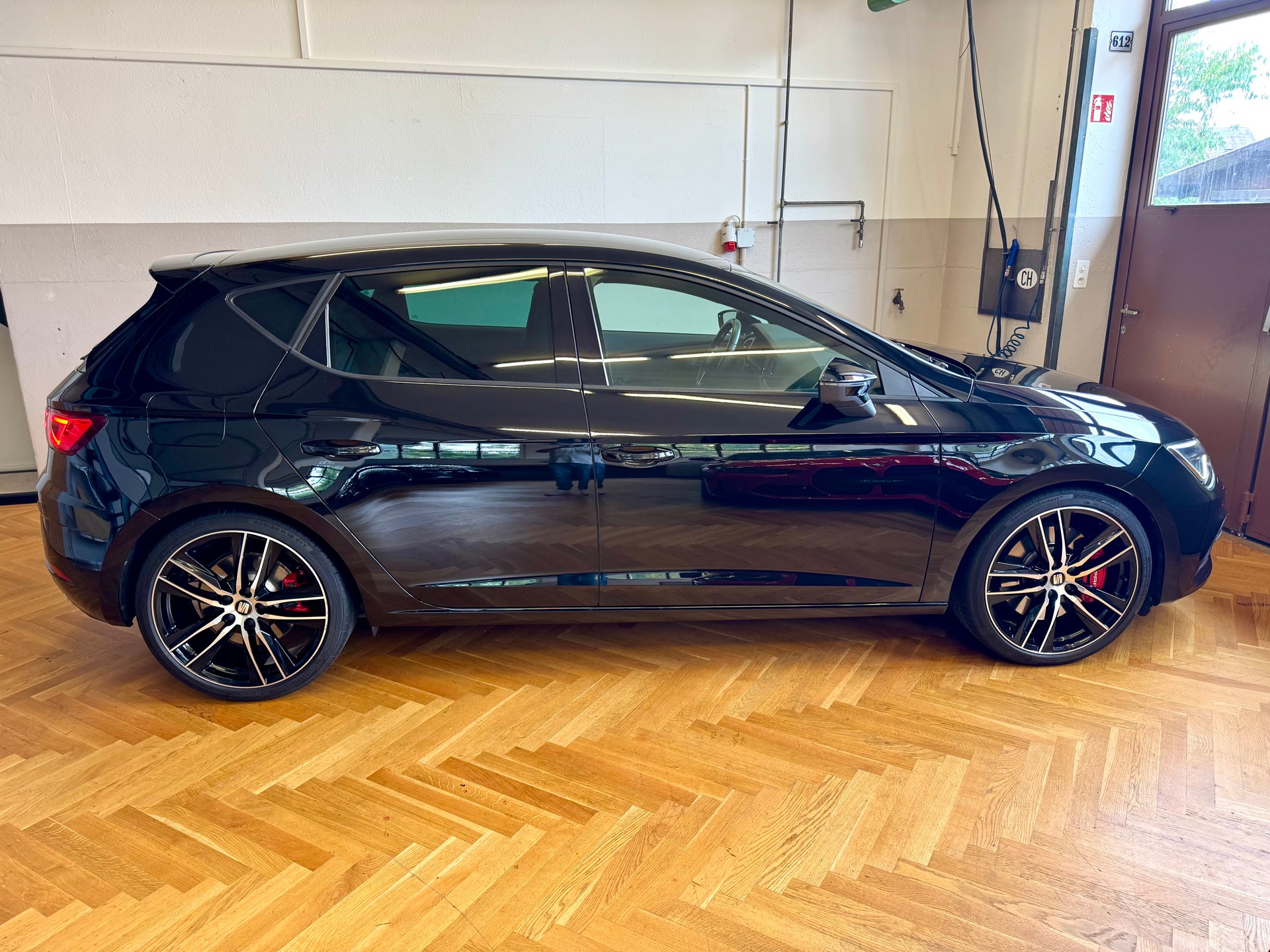 SEAT Leon 2.0 TSI Cupra 300 DSG-image-4