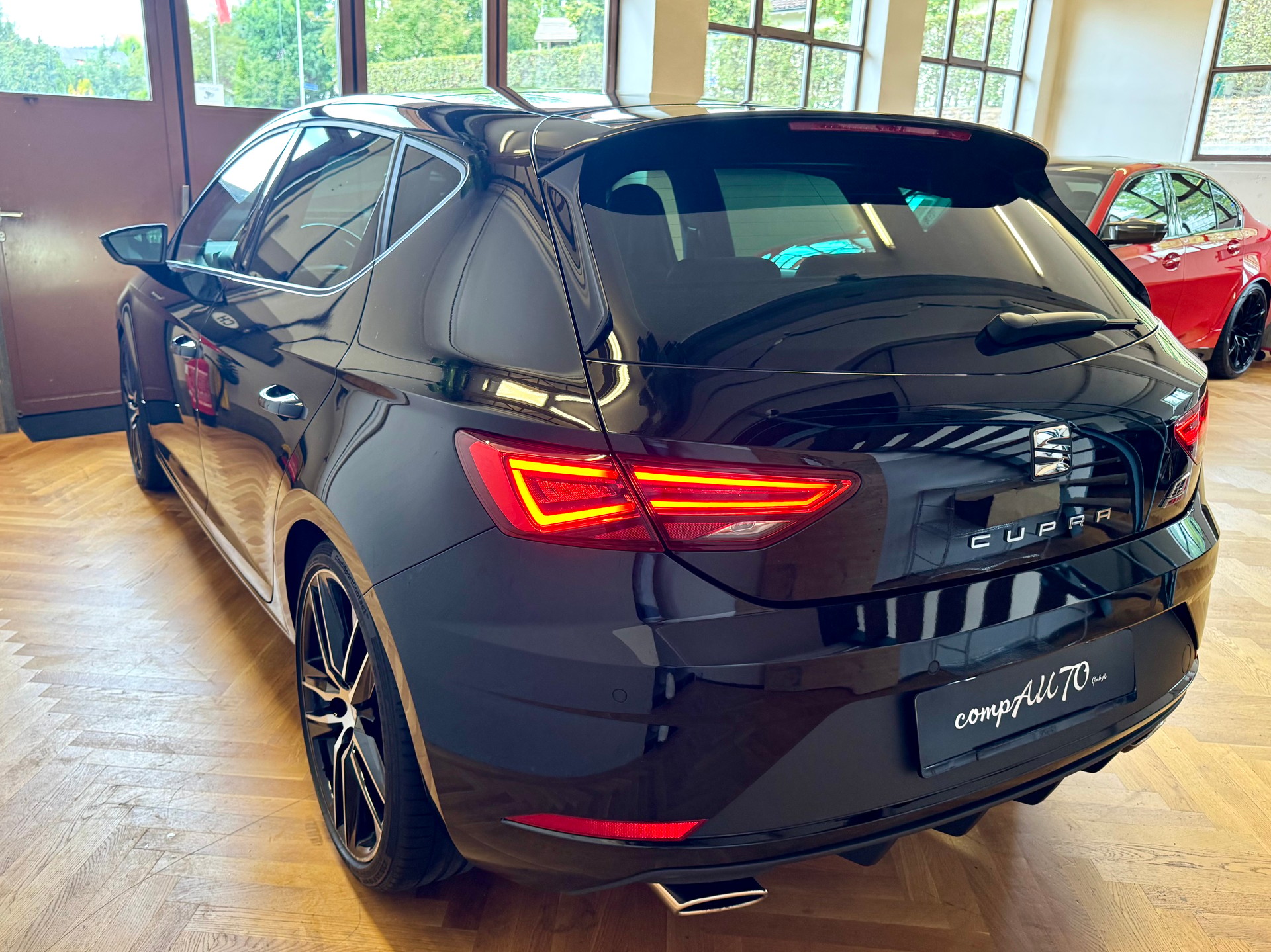 SEAT Leon 2.0 TSI Cupra 300 DSG-image-9