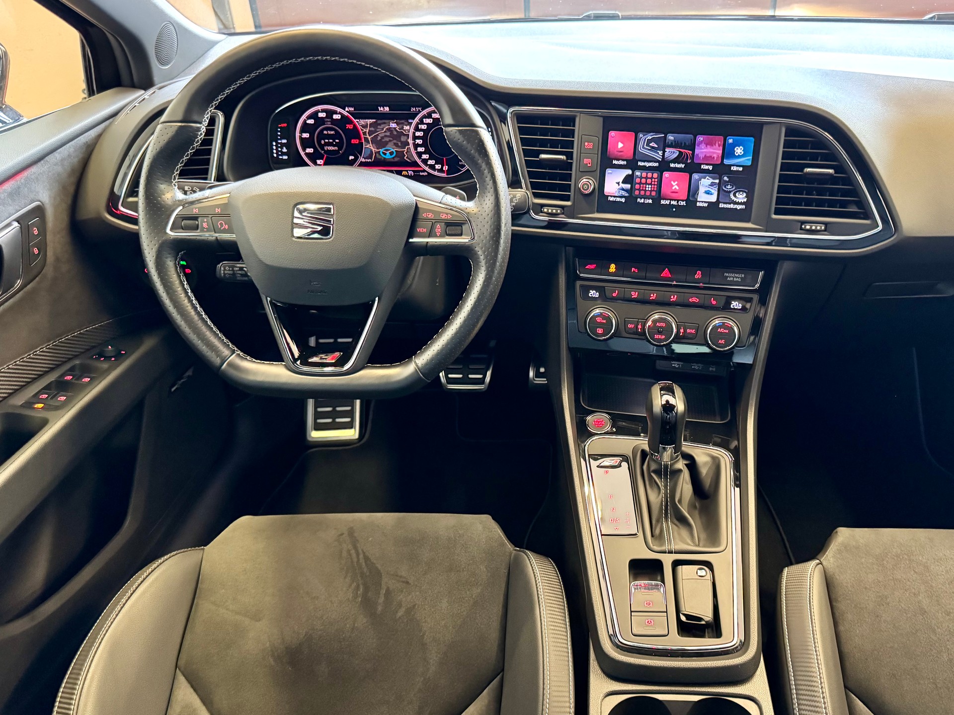 SEAT Leon 2.0 TSI Cupra 300 DSG-image-23