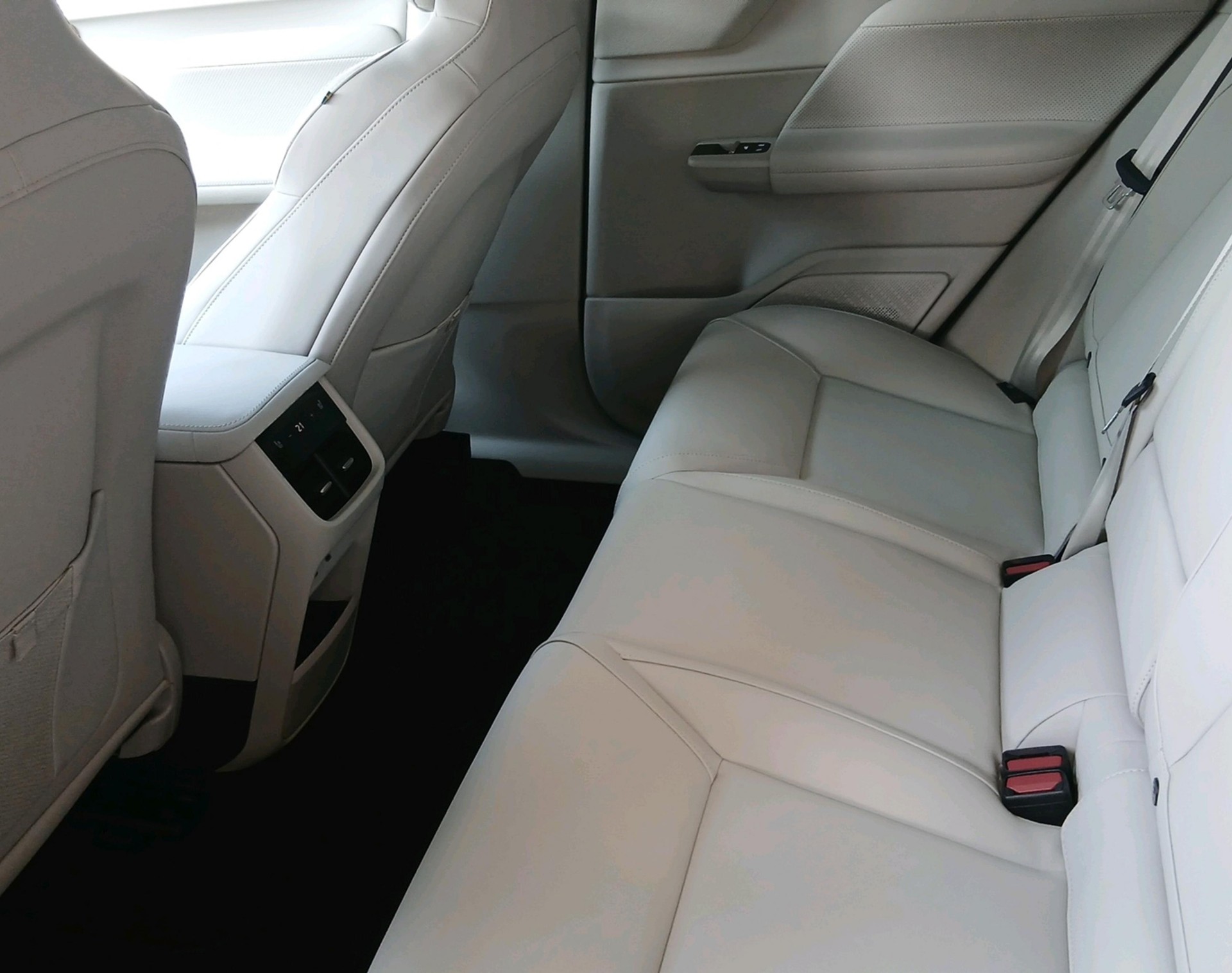 VOLVO EX60 Twin Ultra AWD-image-3