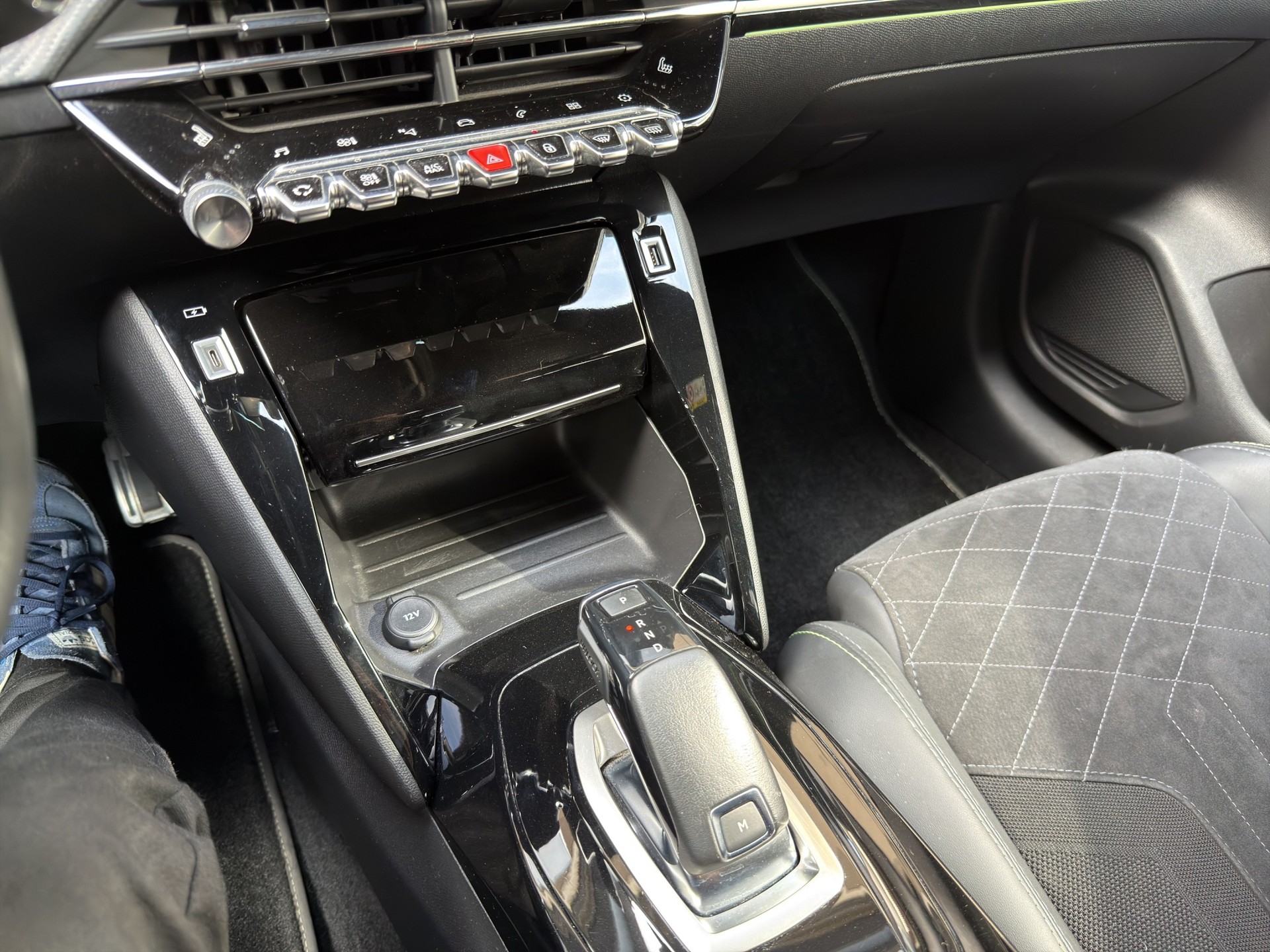 PEUGEOT 208 1.2 GT Pack-image-10