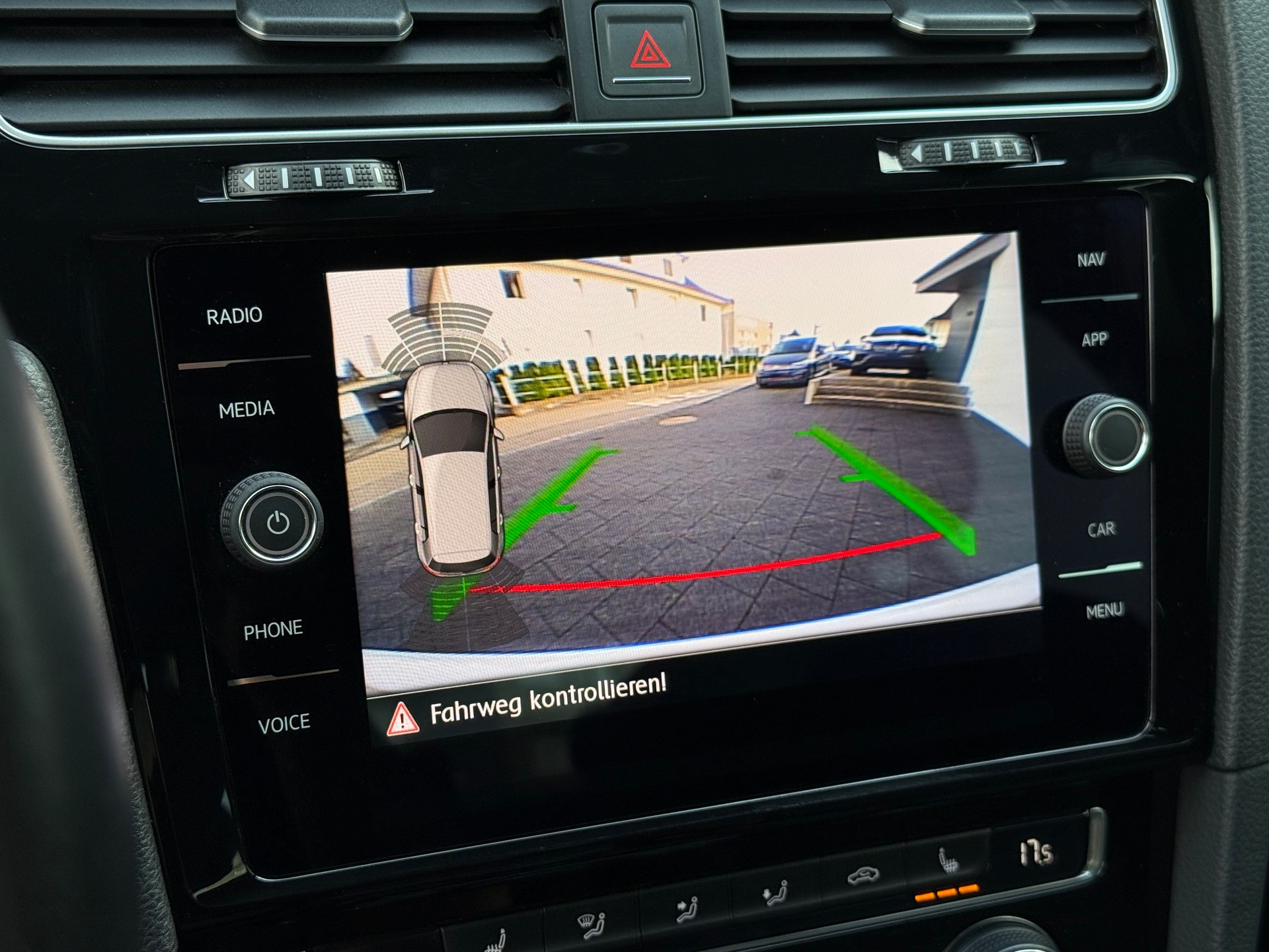 VW Golf 2.0 TSI R 4Motion / Face Lift - Digital-Cockpit / Frisch ab MFK-image-26