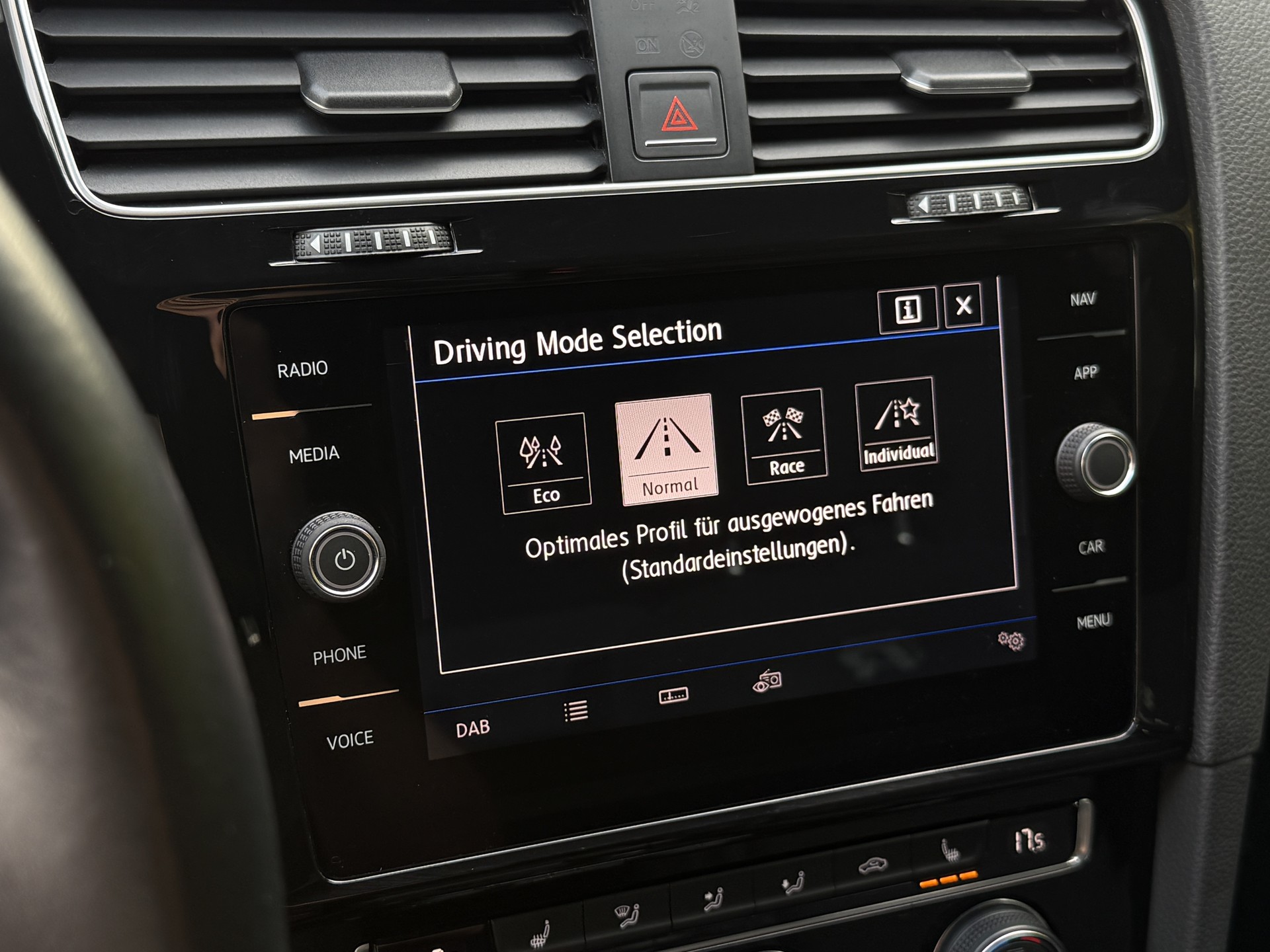 VW Golf 2.0 TSI R 4Motion / Face Lift - Digital-Cockpit / Frisch ab MFK-image-28