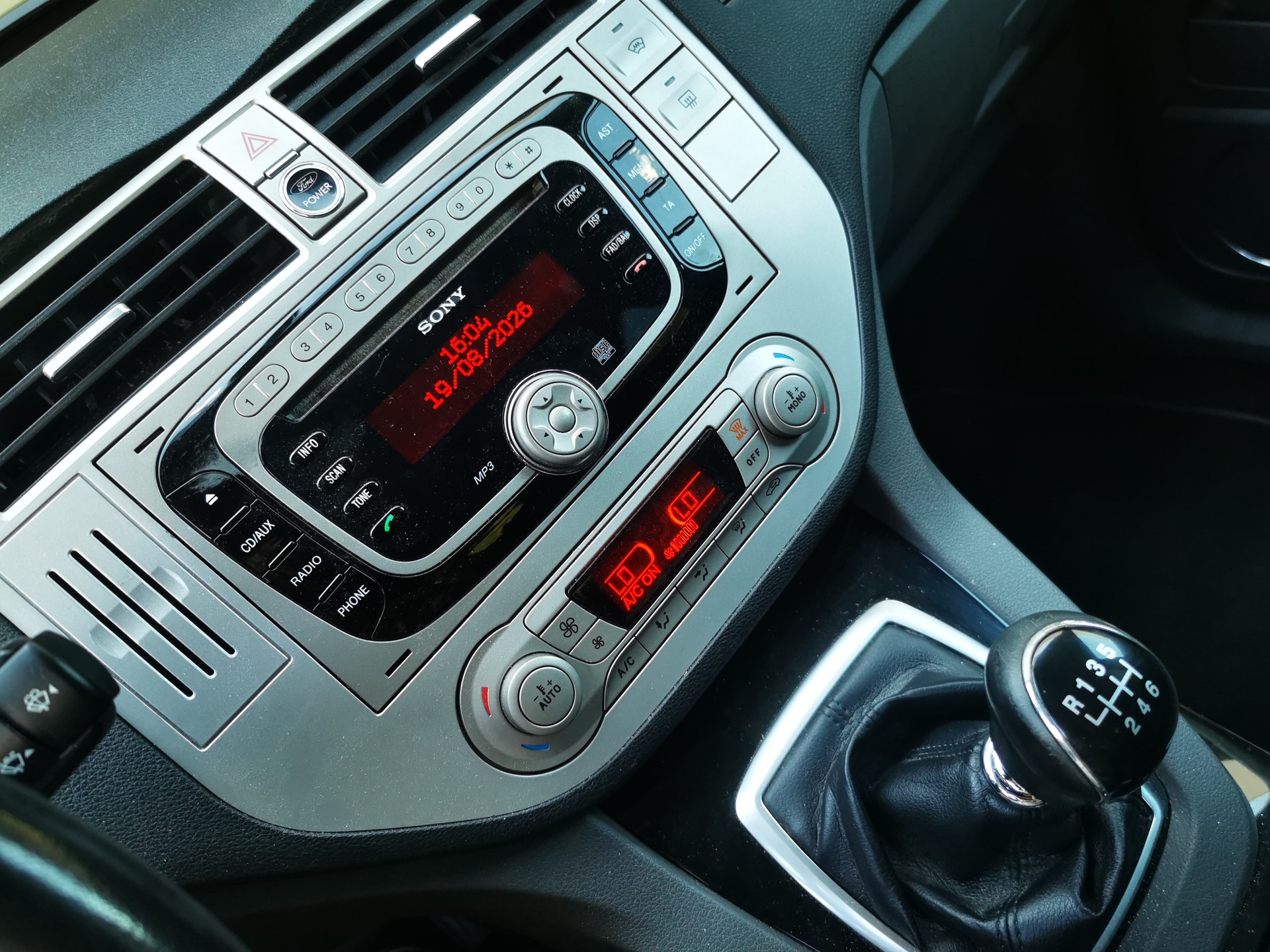 FORD Kuga 2.0 TDCi Carving 4WD-image-11