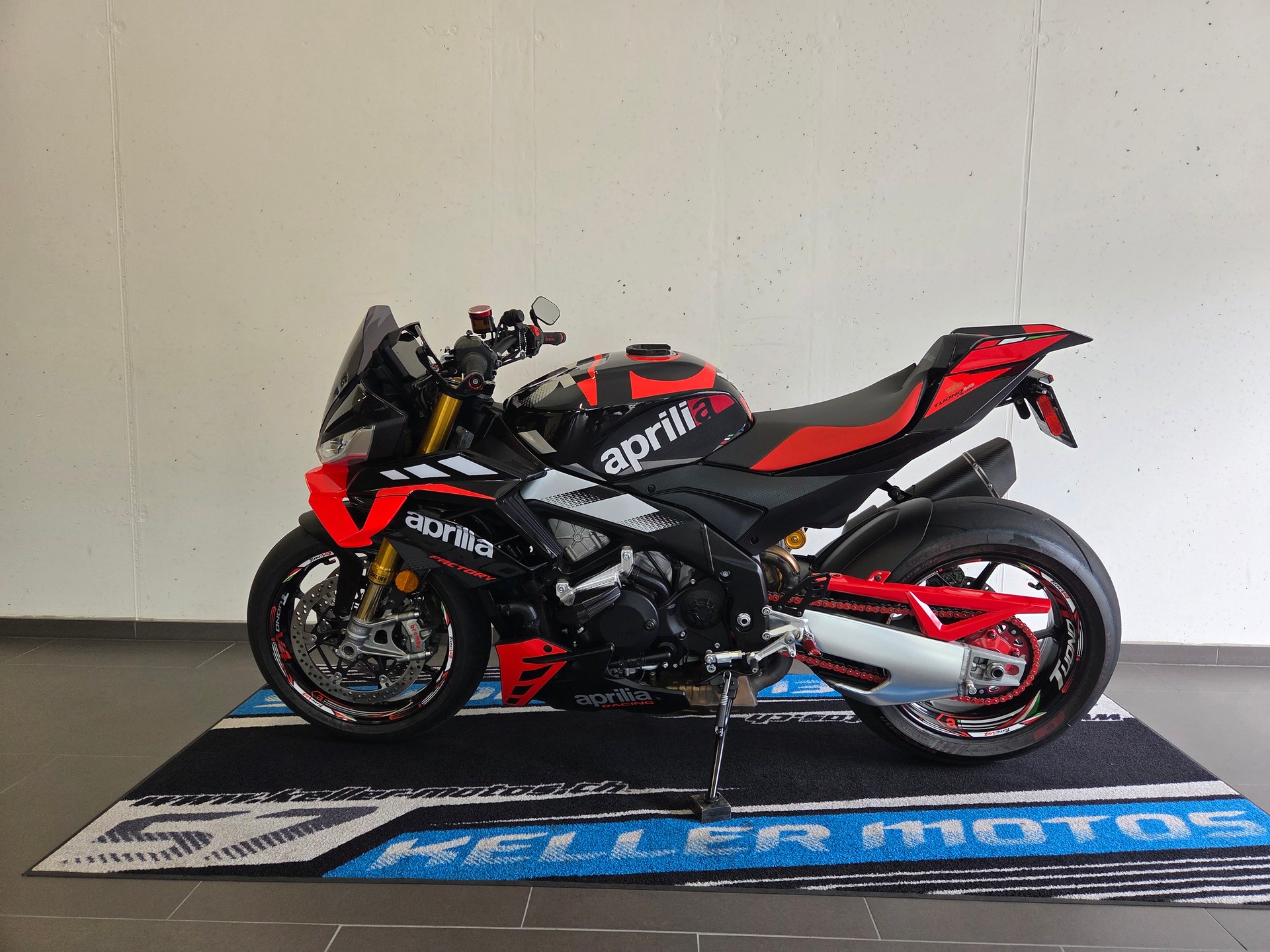 APRILIA Tuono V4 1100 E5+ Factory-showroom-element-1