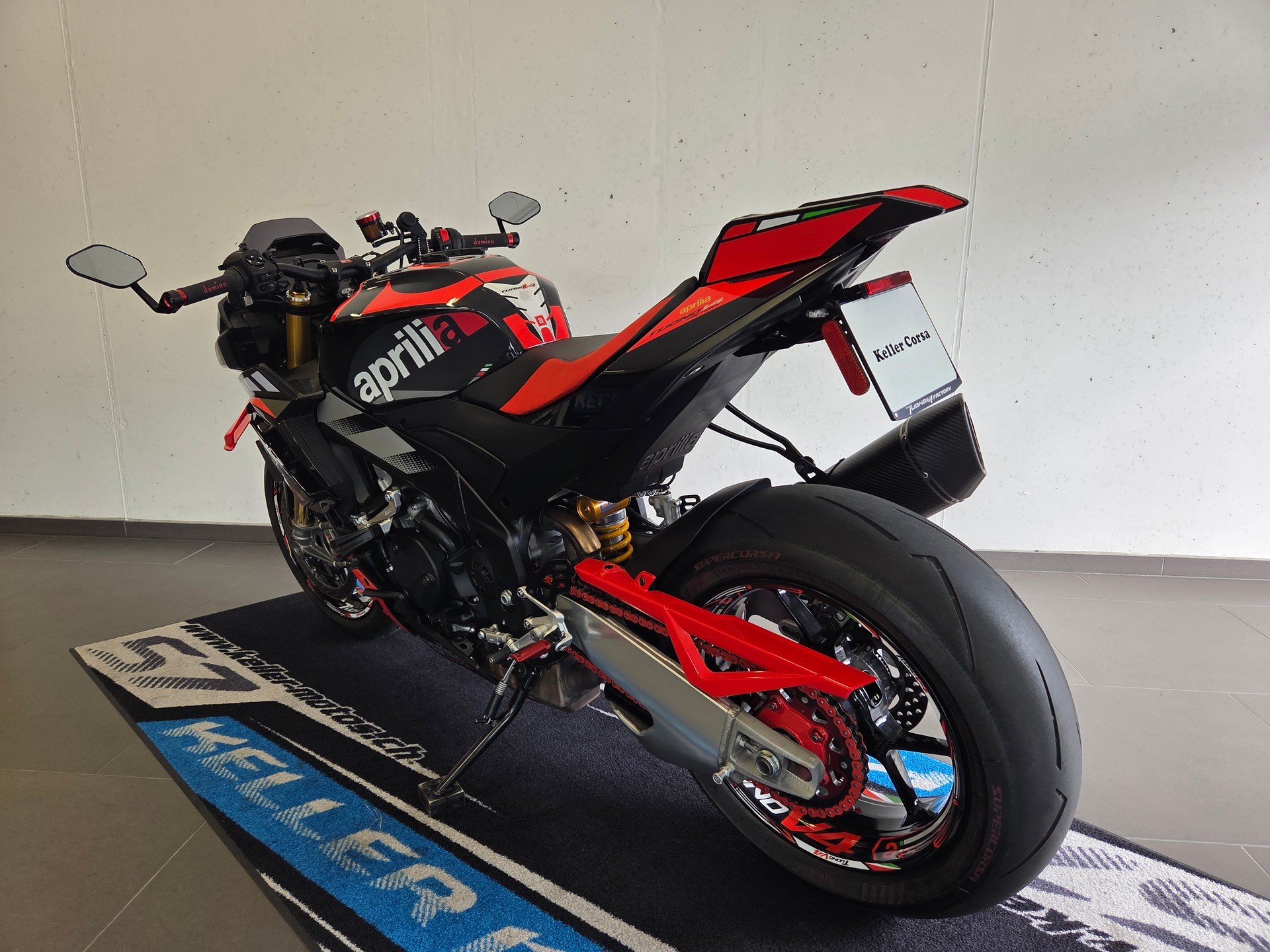 APRILIA Tuono V4 1100 E5+ Factory-showroom-element-3