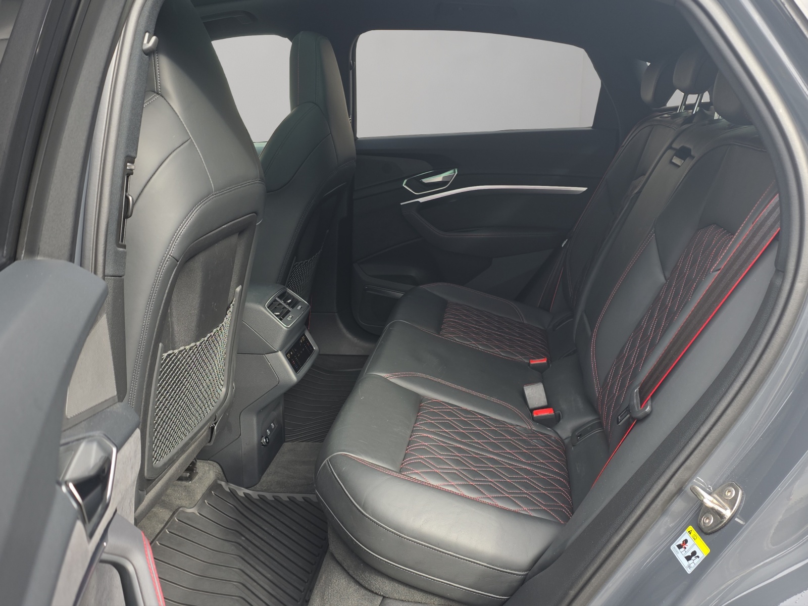 AUDI Q8 Sportback 55 e-tron Black Edition quattro-image-6