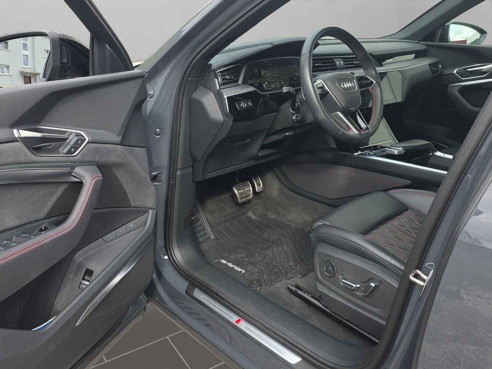 AUDI Q8 Sportback 55 e-tron Black Edition quattro-image-4