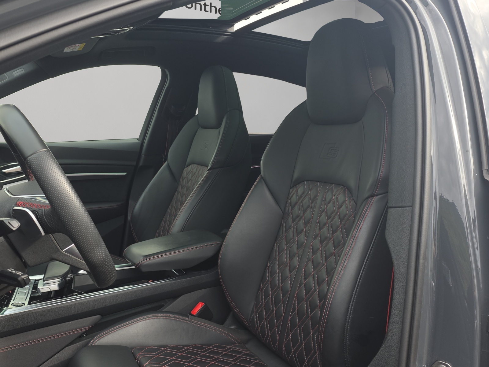 AUDI Q8 Sportback 55 e-tron Black Edition quattro-image-5