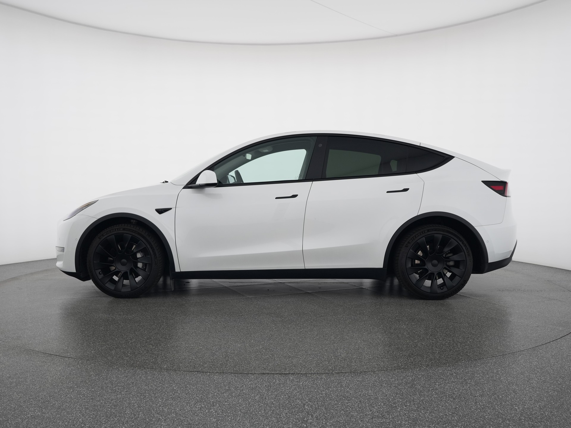 TESLA Model Y Long Range-image-1