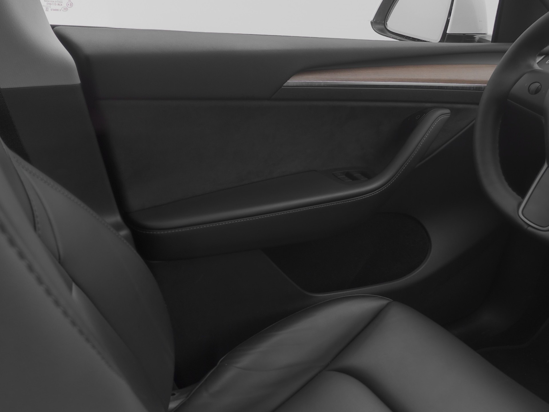 TESLA Model Y Long Range-image-9