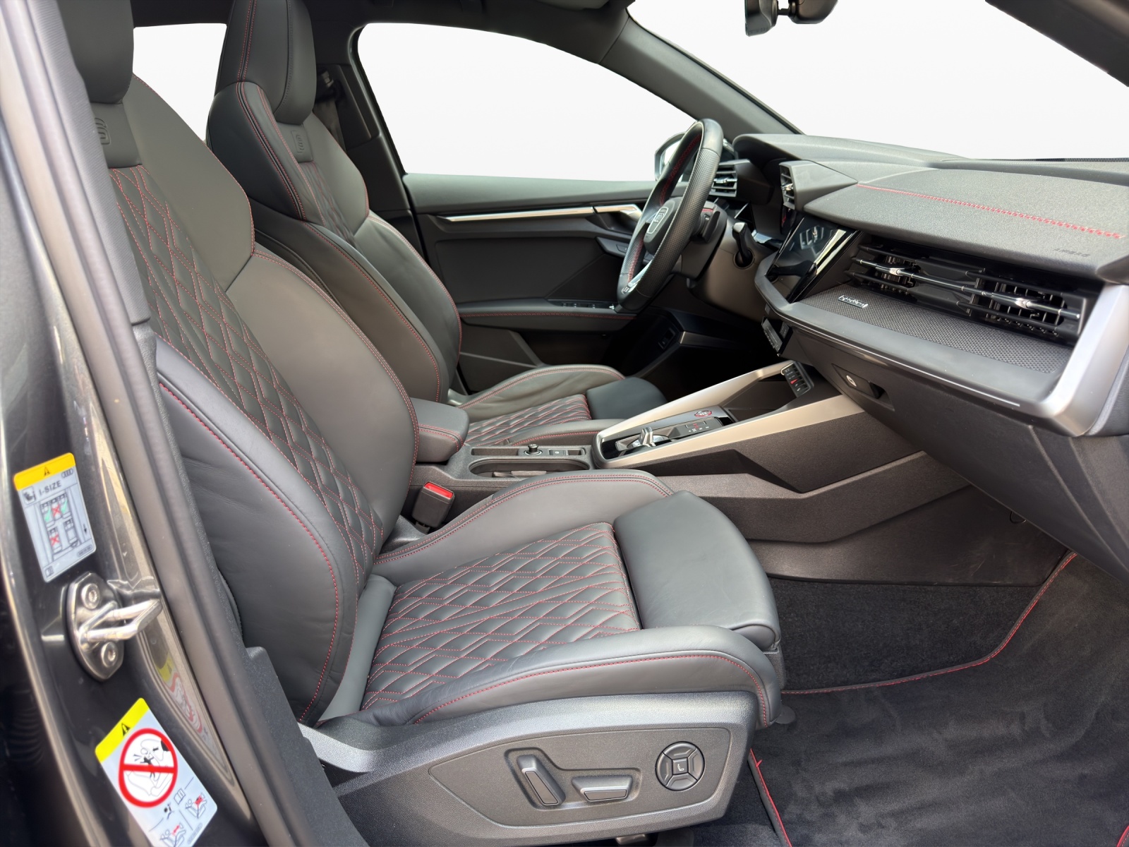 AUDI S3 Sportback 2.0 TFSI quattro S-tronic-image-14